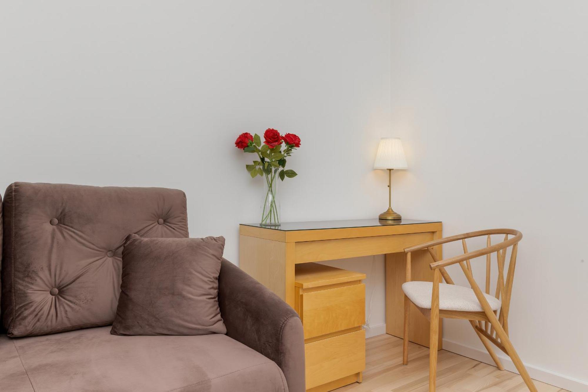 Huoneisto Two Bedroom In With Desk For Remote Work And Bathtub By Renters Gdańsk