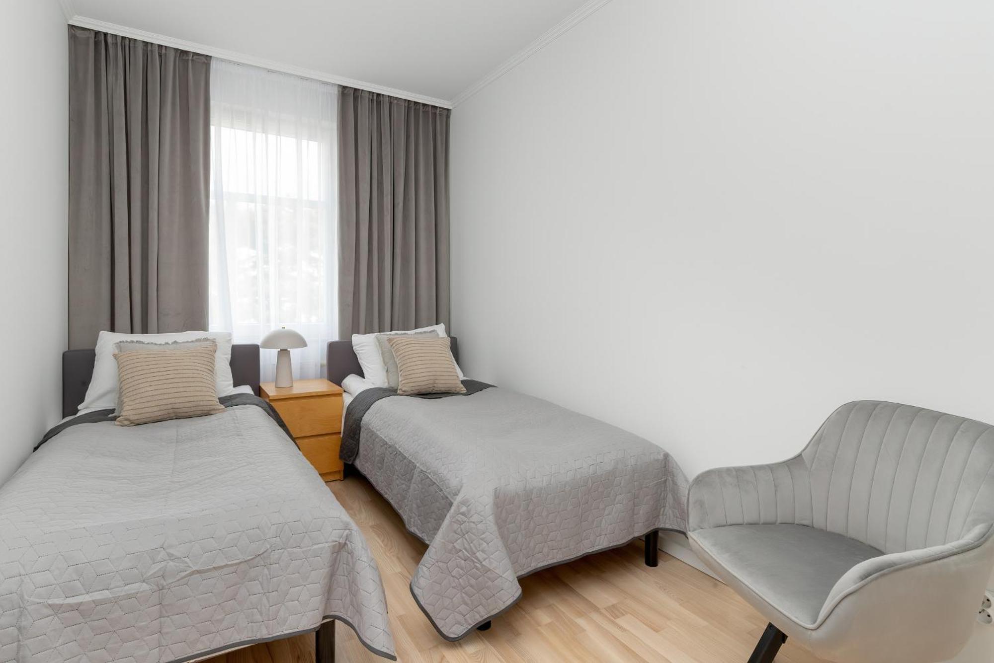 Huoneisto Two Bedroom In With Desk For Remote Work And Bathtub By Renters