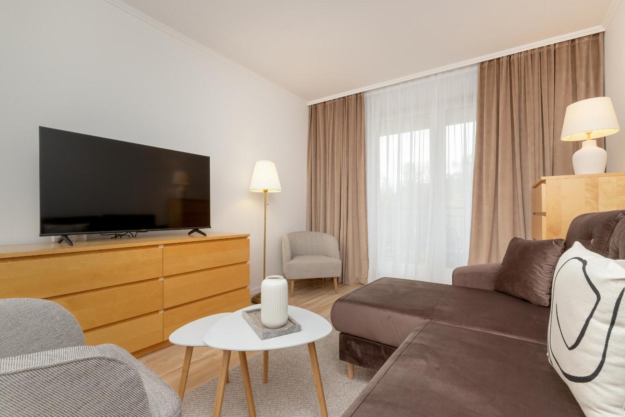 Two Bedroom In With Desk For Remote Work And Bathtub By Renters * Gdańsk