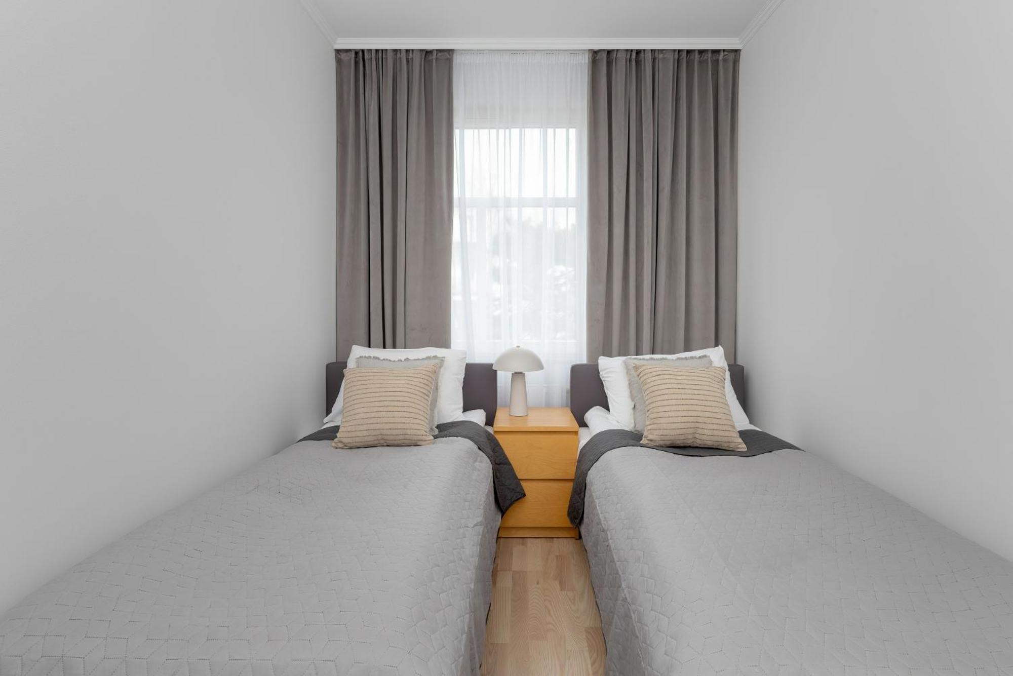 Huoneisto Two Bedroom In With Desk For Remote Work And Bathtub By Renters *