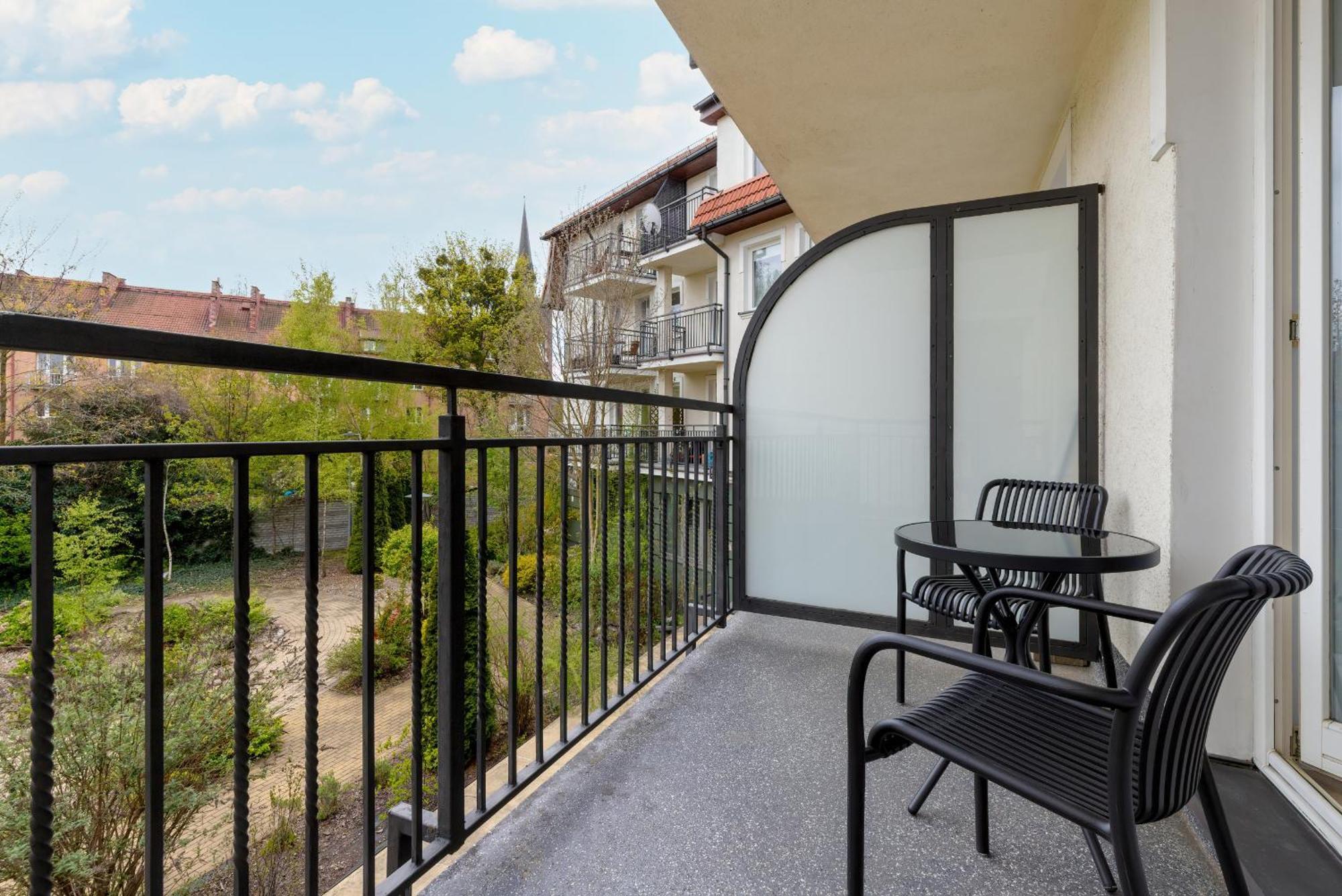 Two Bedroom In With Desk For Remote Work And Bathtub By Renters Huoneisto Gdańsk
