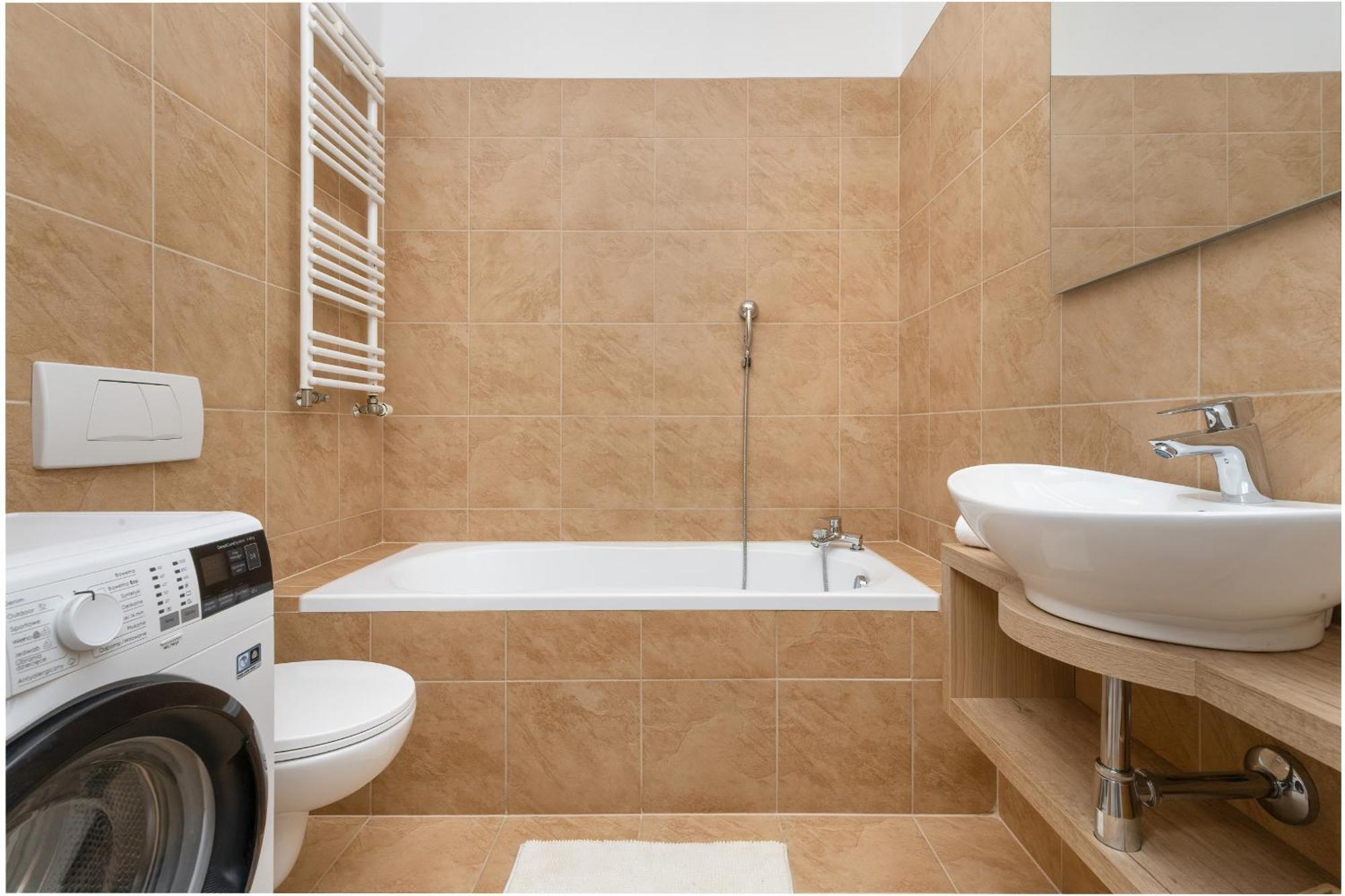 Two Bedroom In With Desk For Remote Work And Bathtub By Renters * Gdańsk