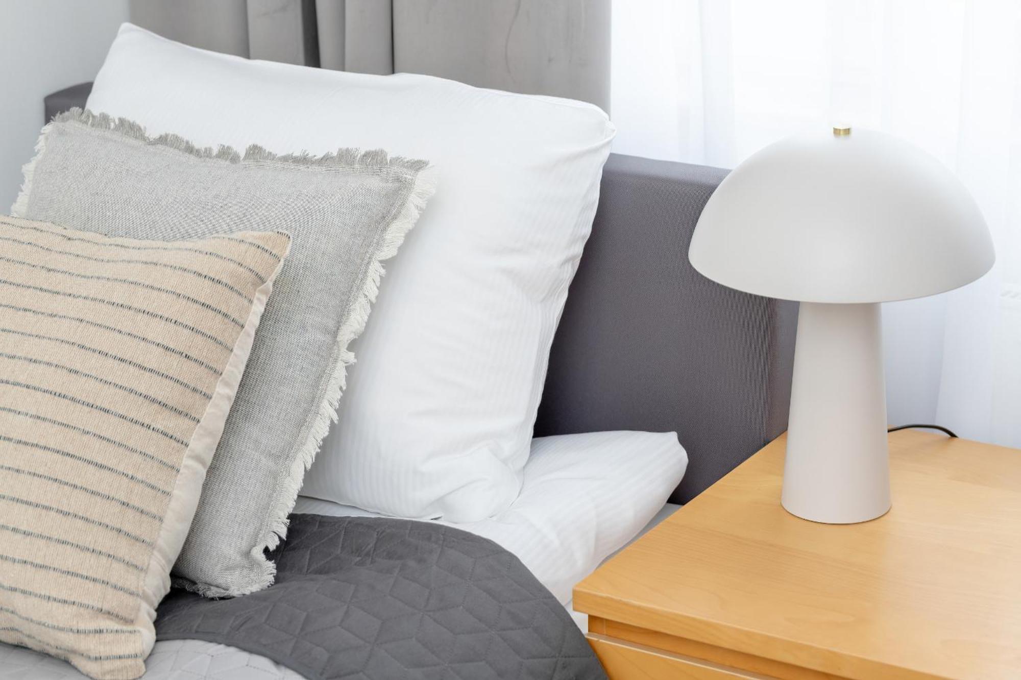 Huoneisto Two Bedroom In With Desk For Remote Work And Bathtub By Renters Gdańsk