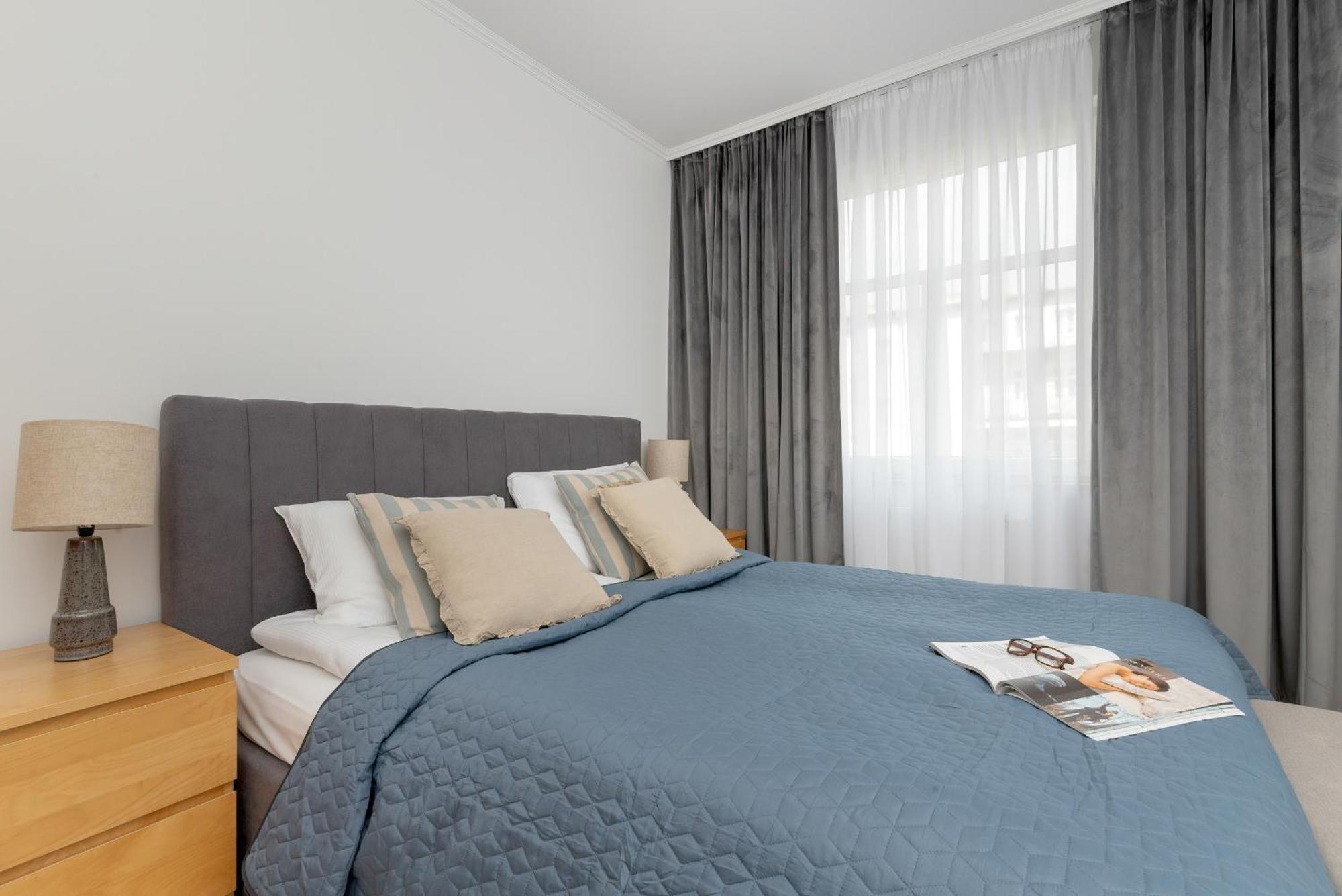 Two Bedroom In With Desk For Remote Work And Bathtub By Renters Lejlighed