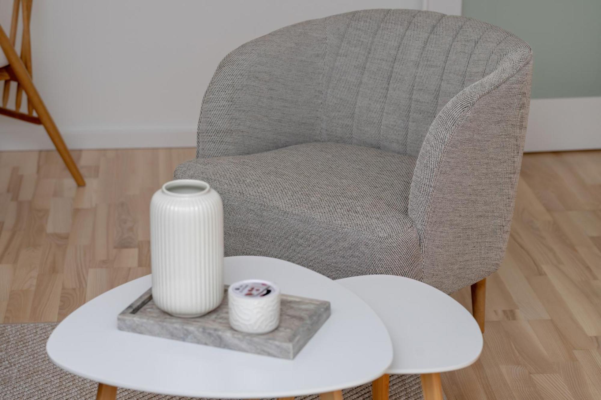 Huoneisto Two Bedroom In With Desk For Remote Work And Bathtub By Renters