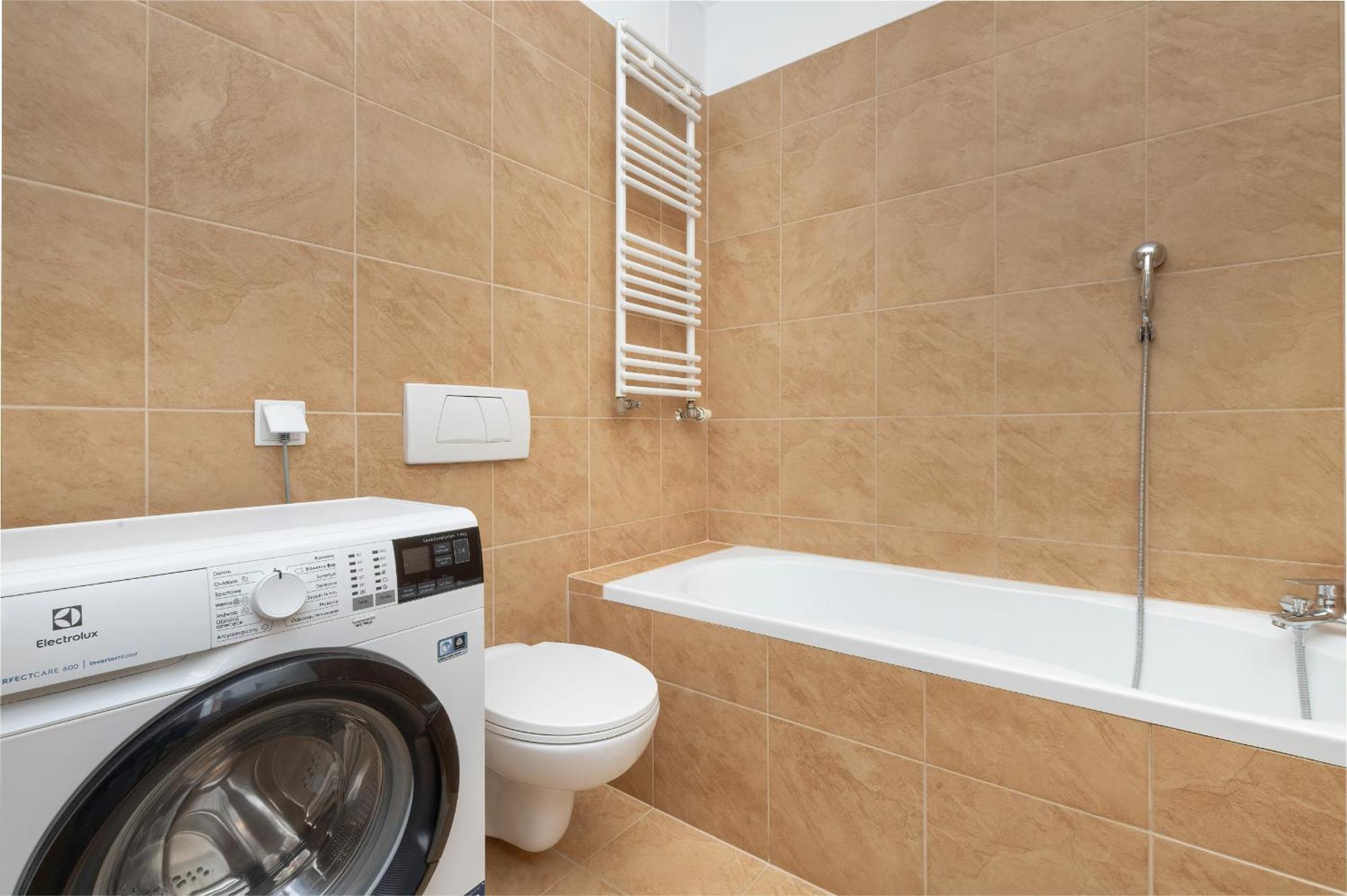 Two Bedroom In With Desk For Remote Work And Bathtub By Renters *