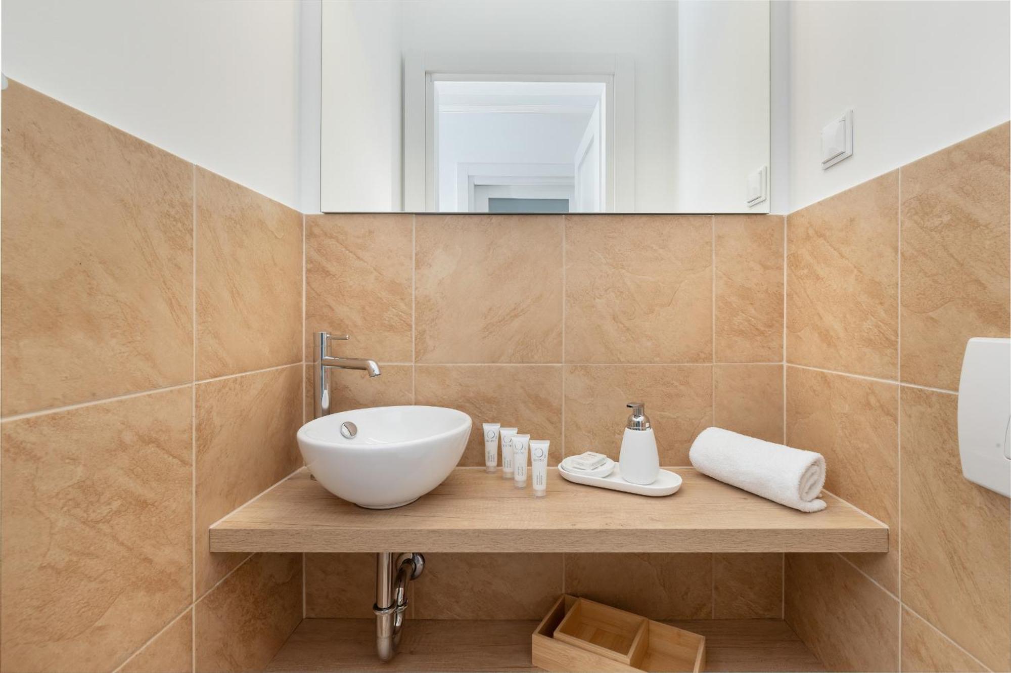 Two Bedroom In With Desk For Remote Work And Bathtub By Renters Huoneisto