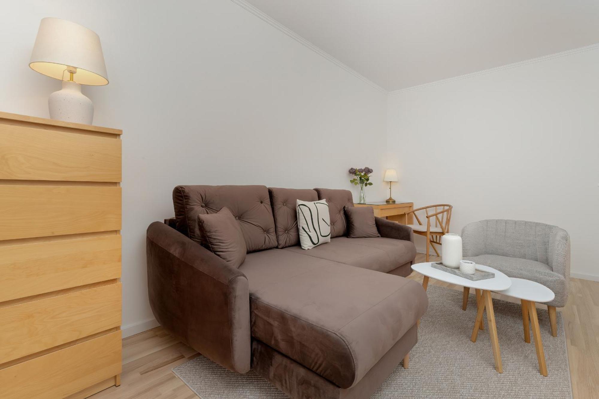 Two Bedroom In With Desk For Remote Work And Bathtub By Renters Apartment *