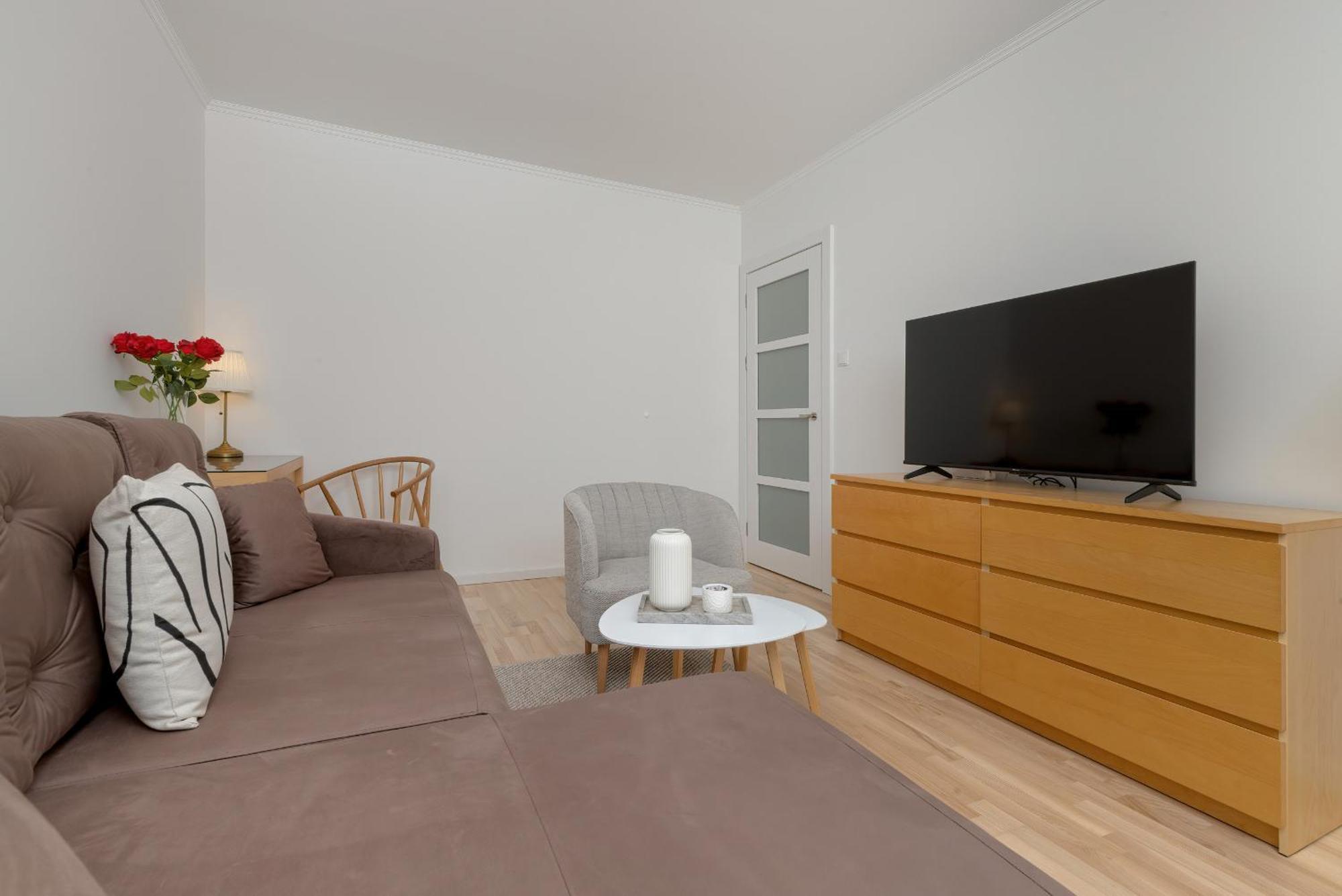 Lejlighed Two Bedroom In With Desk For Remote Work And Bathtub By Renters *