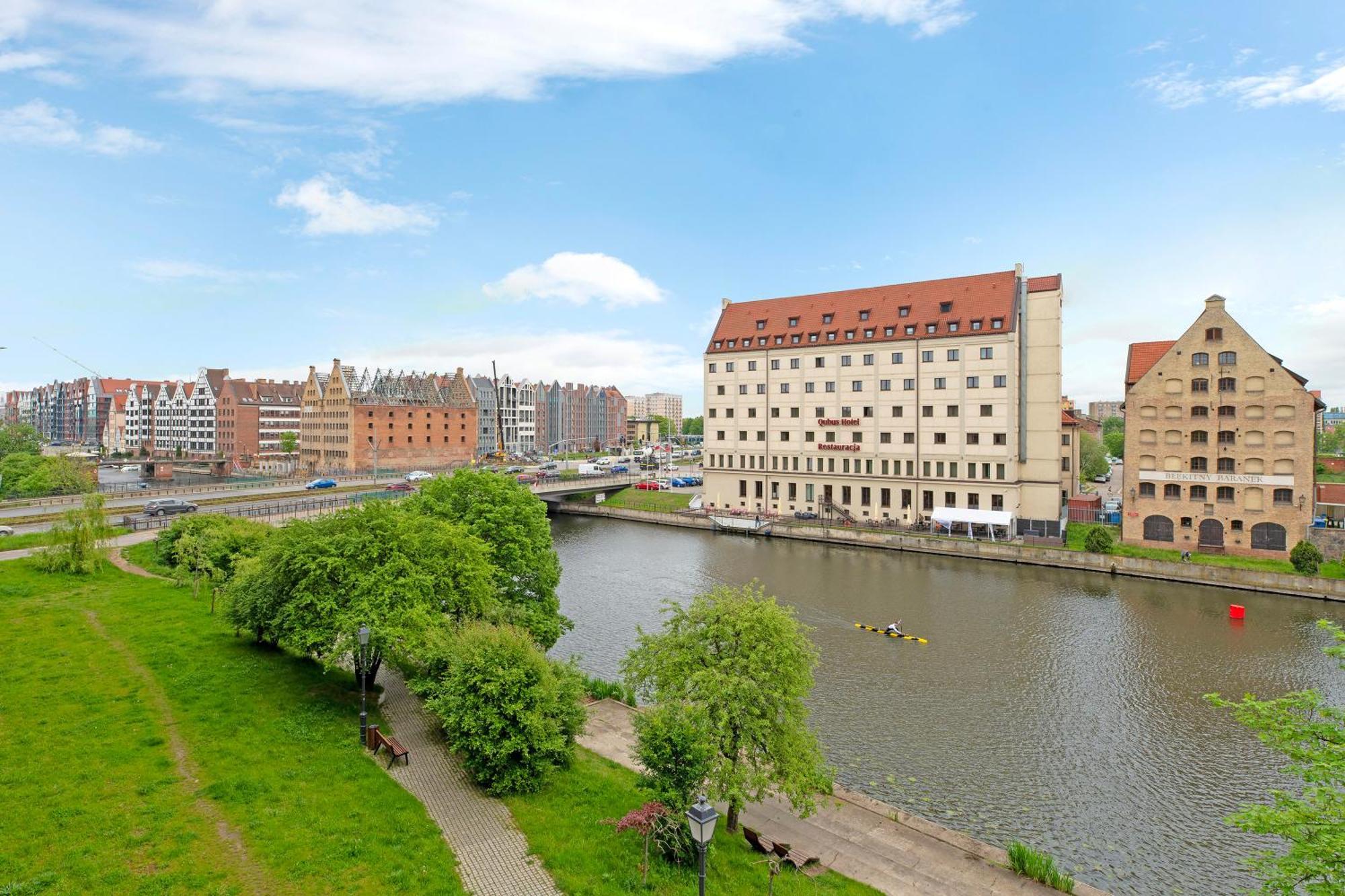 Wintera & Parking By Downtown Gdansk