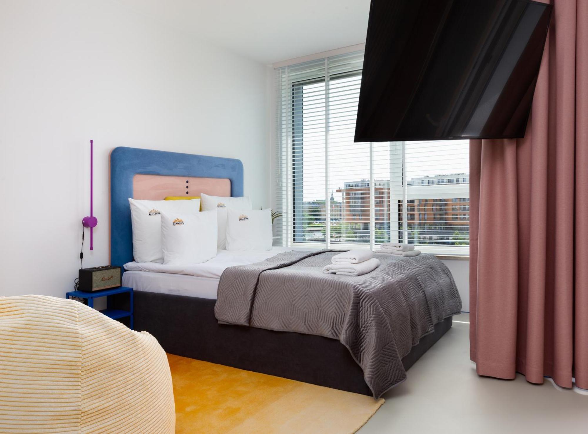 Chlebova - Riverside View Terrace, Free Parking, Gym & Kidsplay By Downtown Apartment
