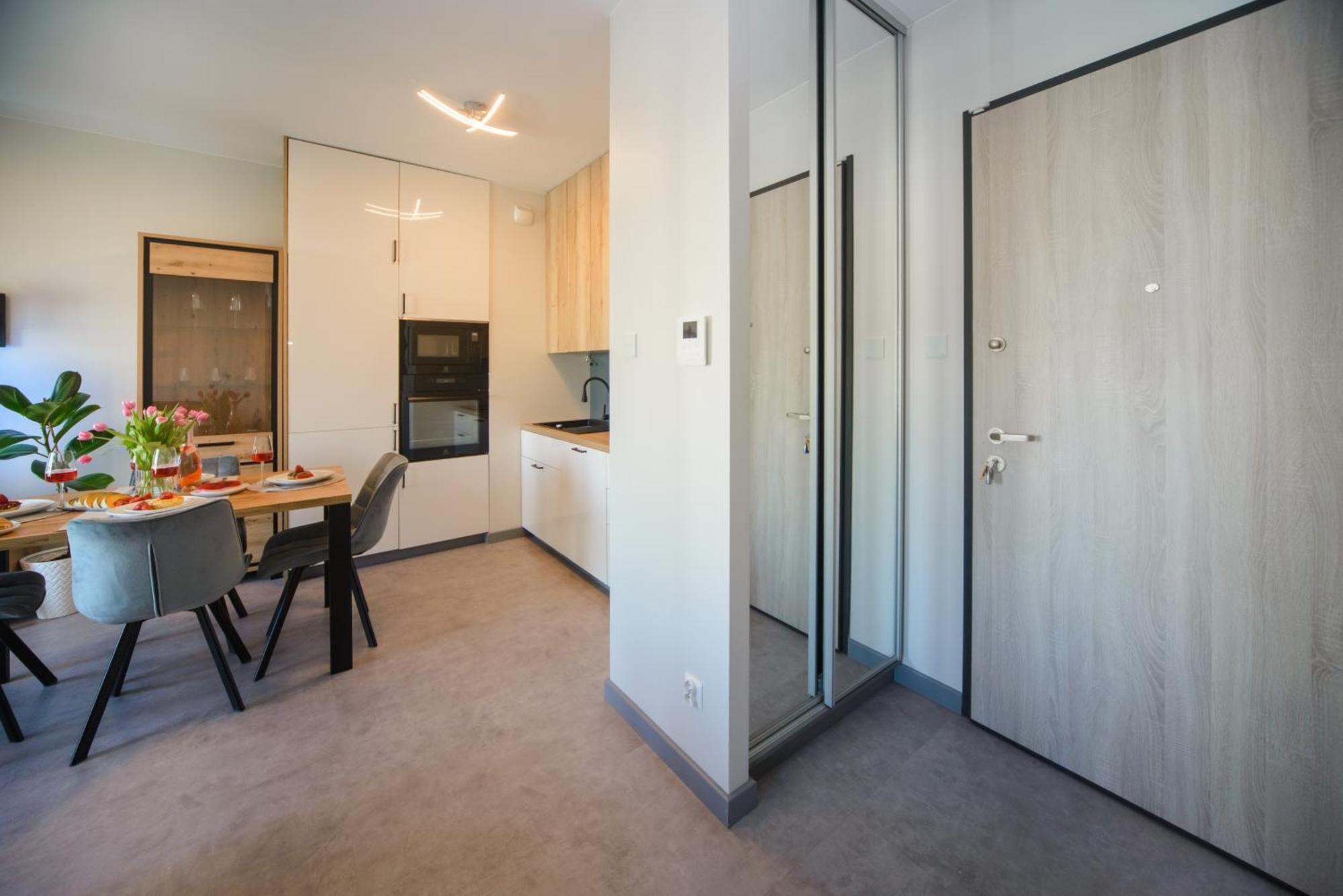 Maya's Flats & 104 - Letnica Apartment