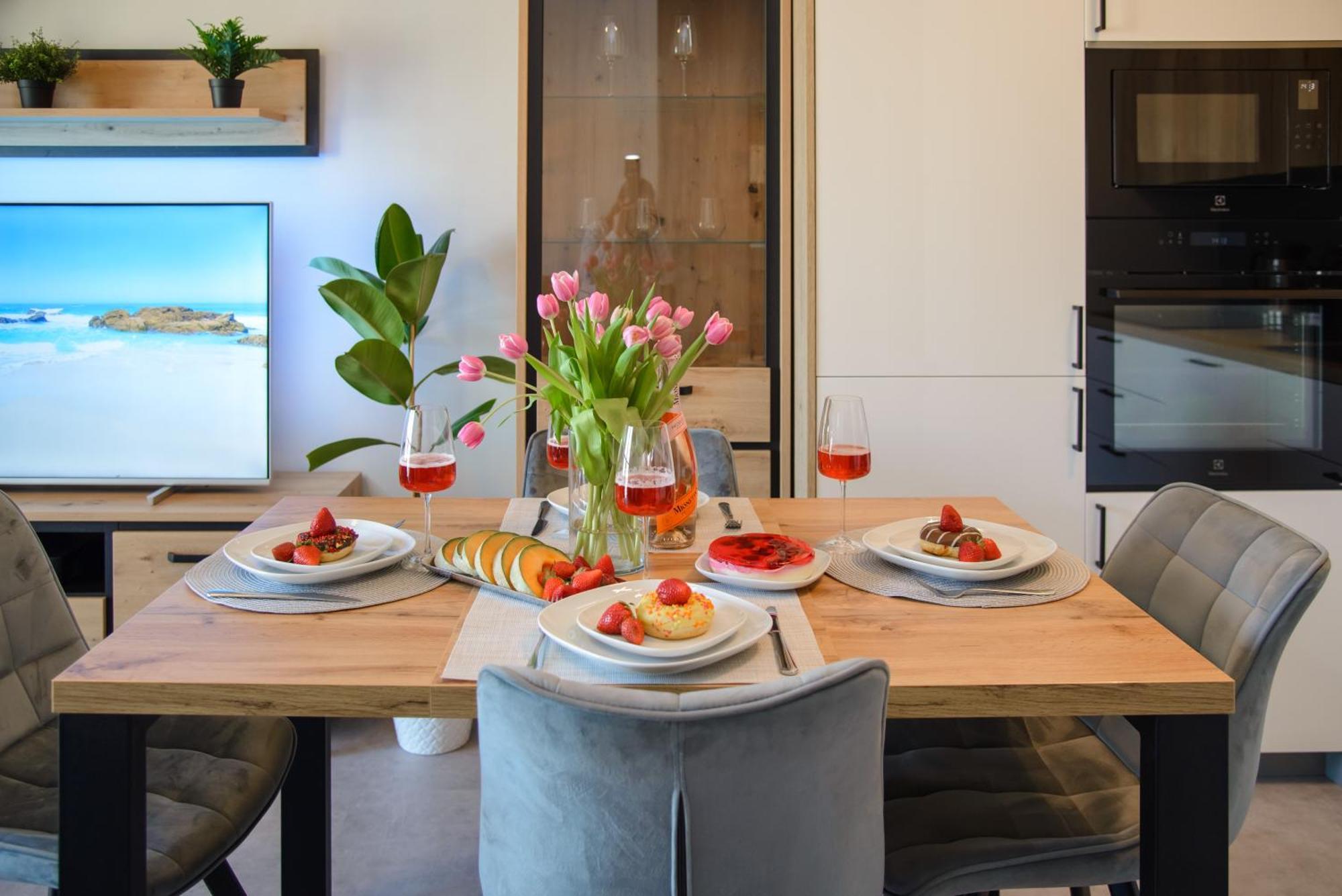 Maya's Flats & 104 - Letnica Apartment *