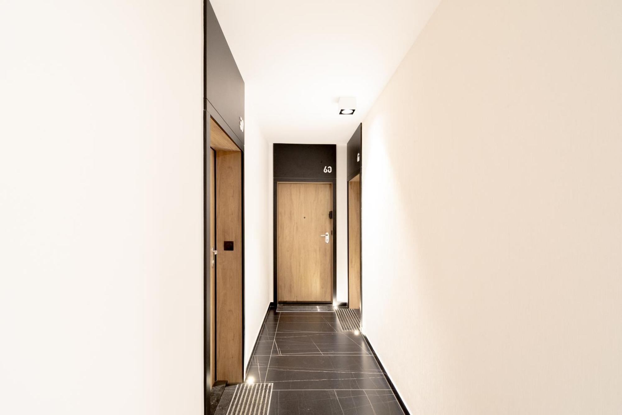 Glow Apartments, Zaspavita