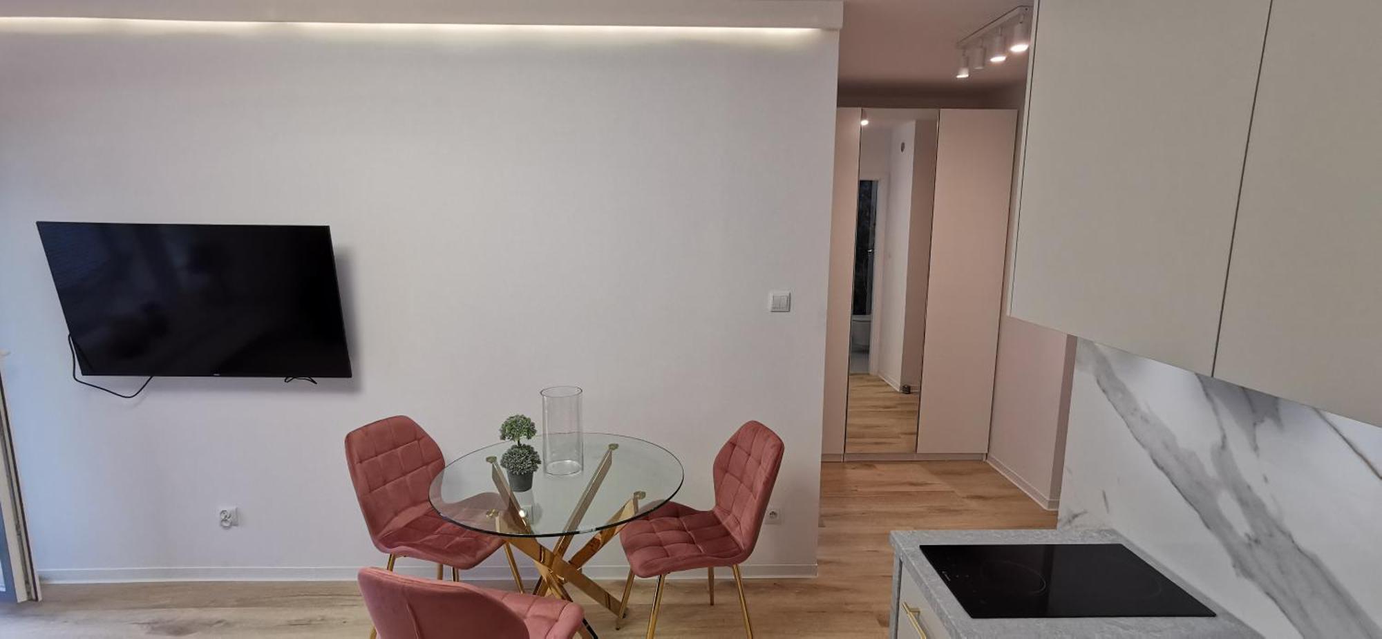 Flou 81, Parking & 700m Plaza