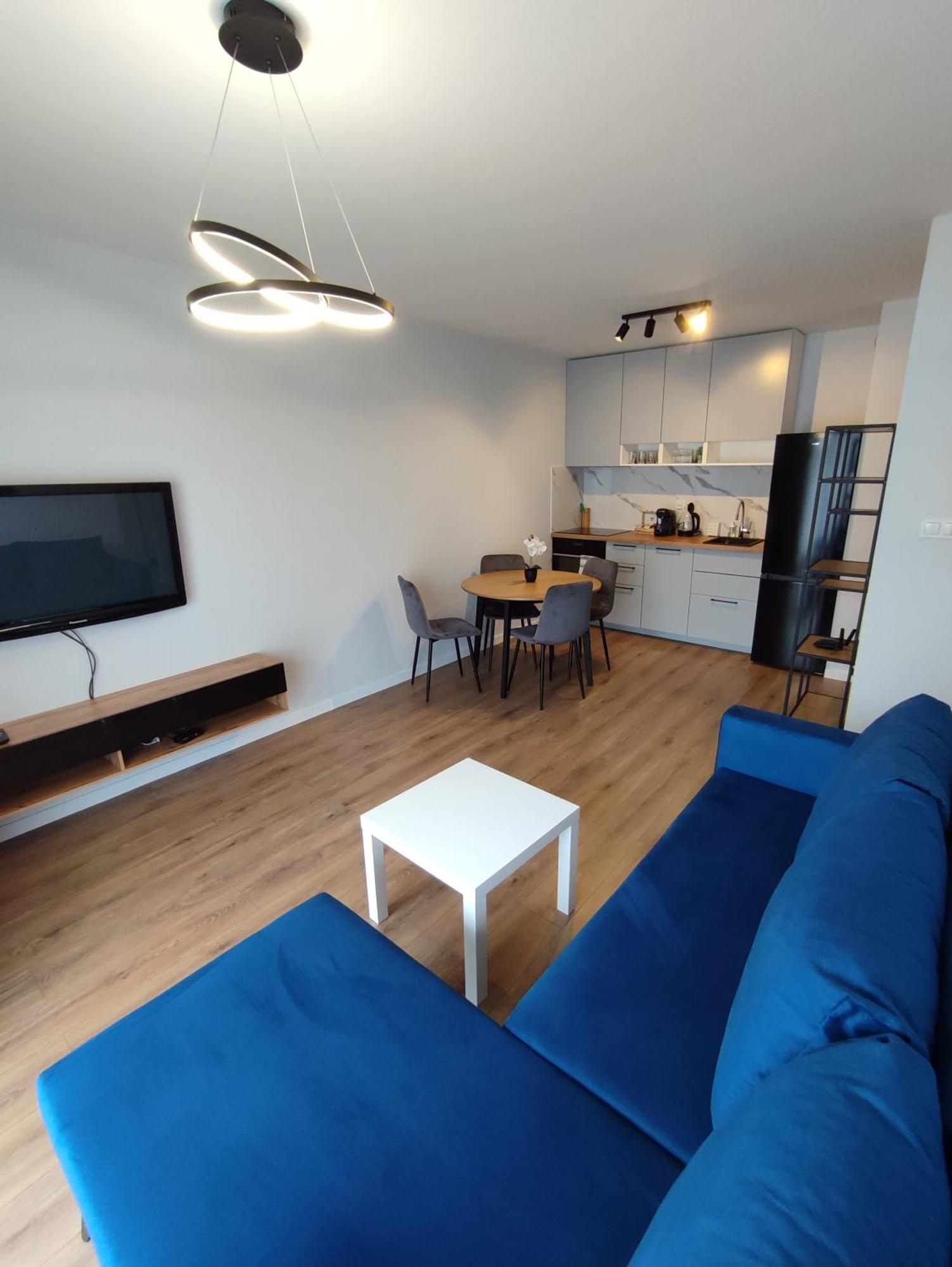 More Love - 8 Min Autem Ikea, 10 Min Autem Majaland *