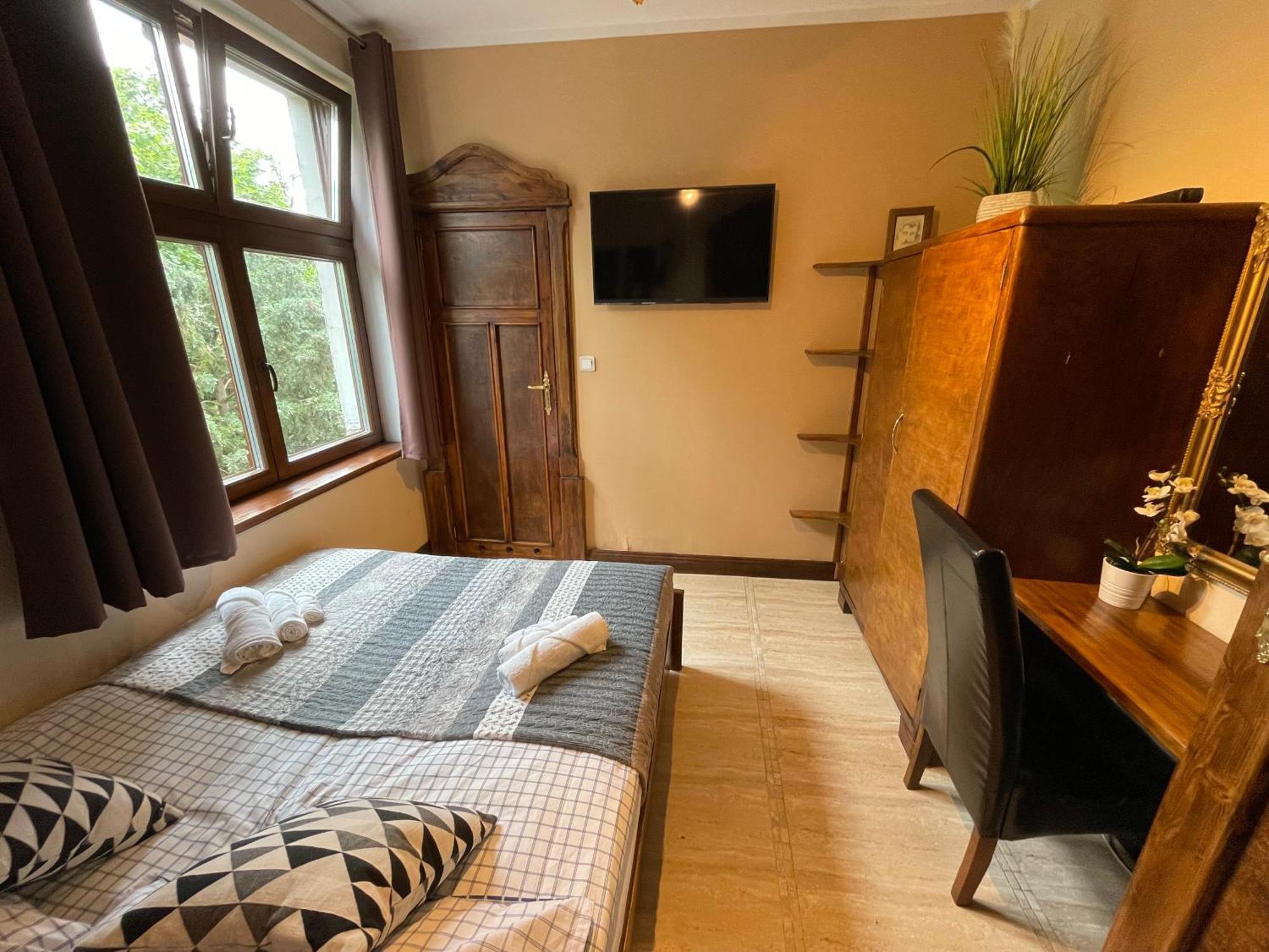 Dworek Oliwski Bed & Breakfast 3*