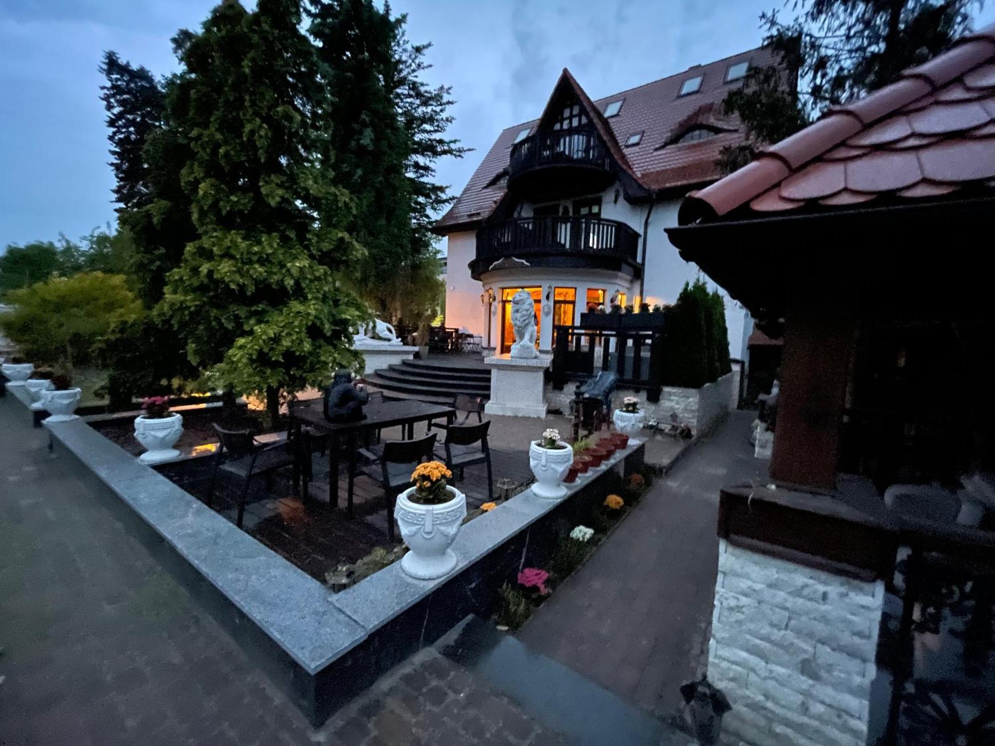 Bed & Breakfast Dworek Oliwski 3*