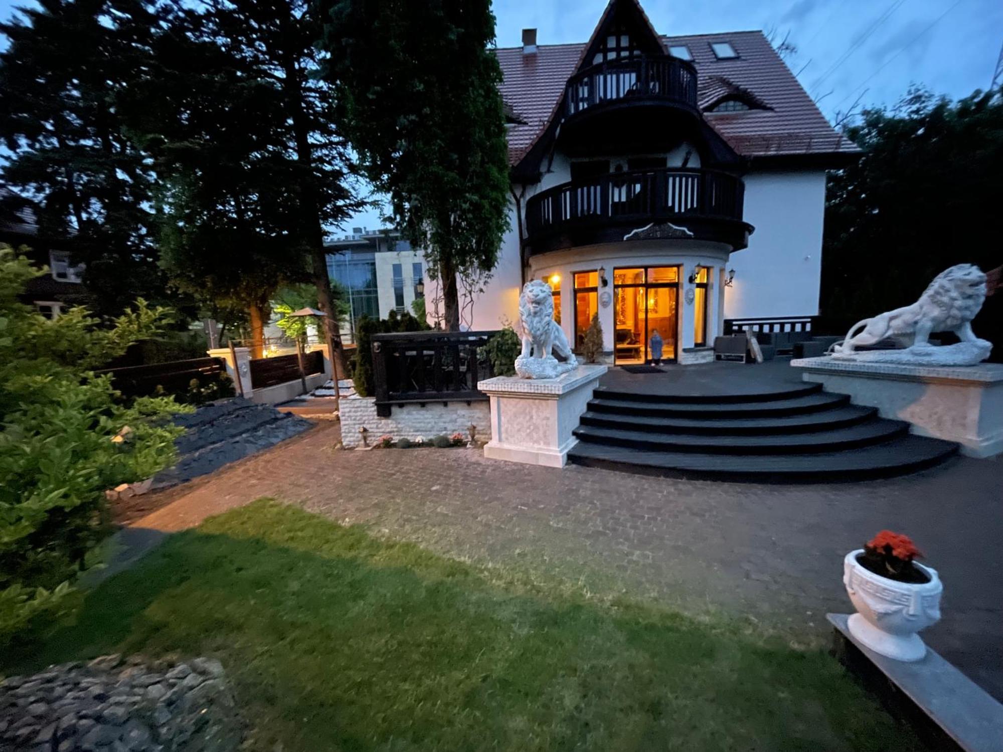 Bed & Breakfast Dworek Oliwski 3*