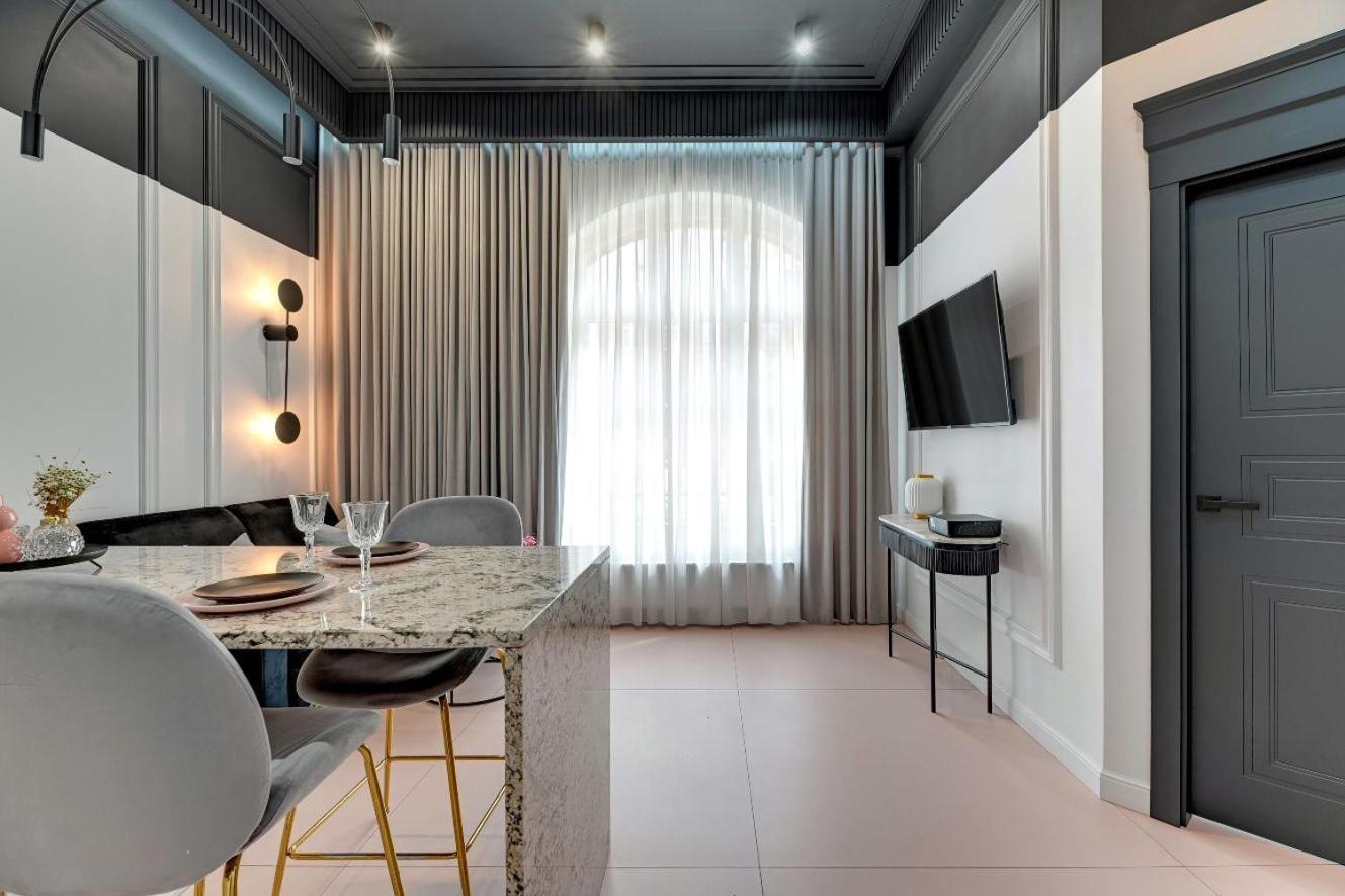 Huoneisto Black Star Loft By Downtown