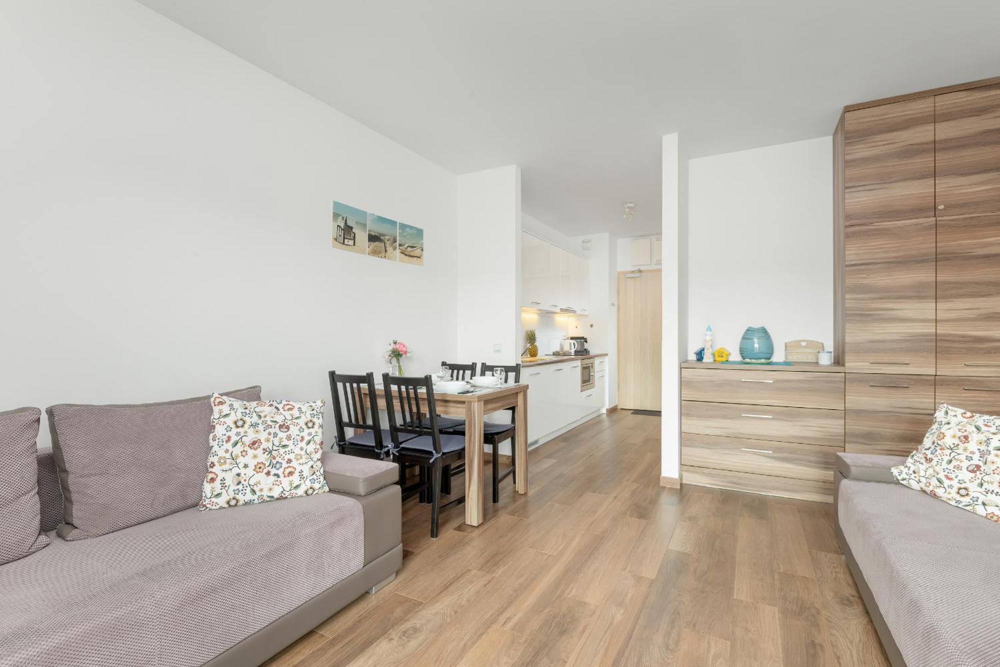Cztery Oceany For 4 Guests With Balcony & Parking By Renters Apartment