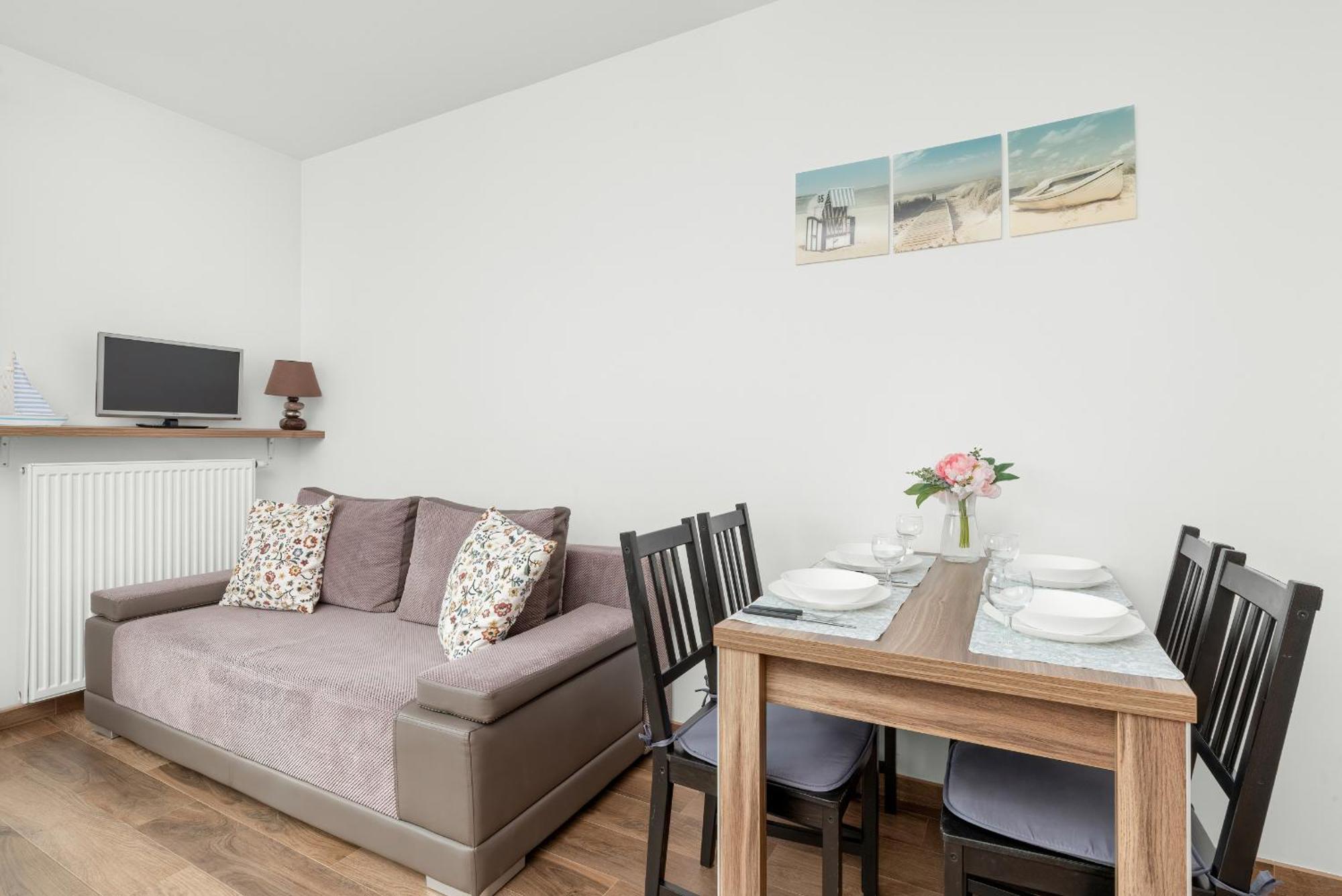 Apartment Cztery Oceany For 4 Guests With Balcony & Parking By Renters Gdansk