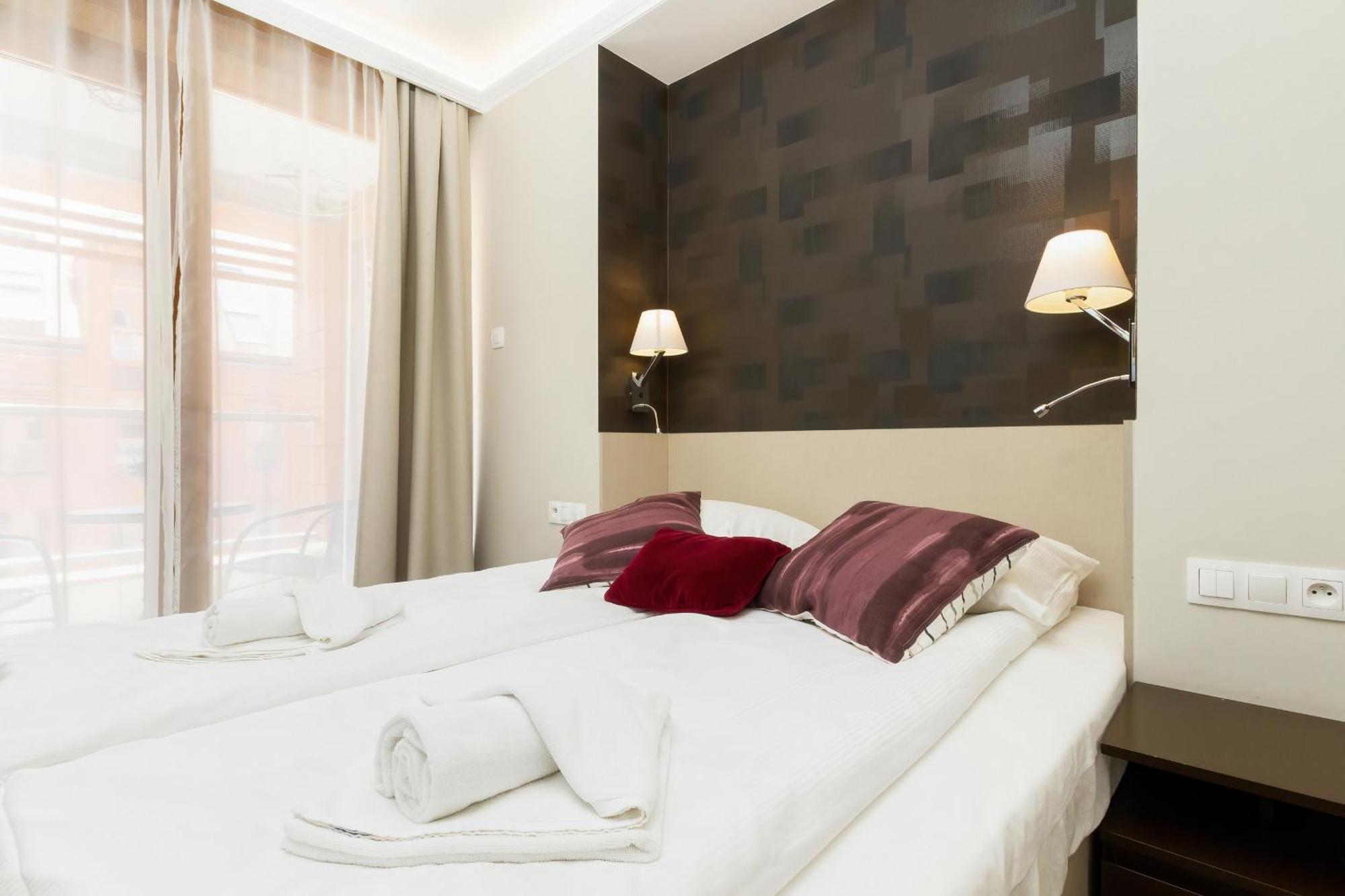 Stunning 2 Bedroom & Motlawa River View In By Renters Apartment *