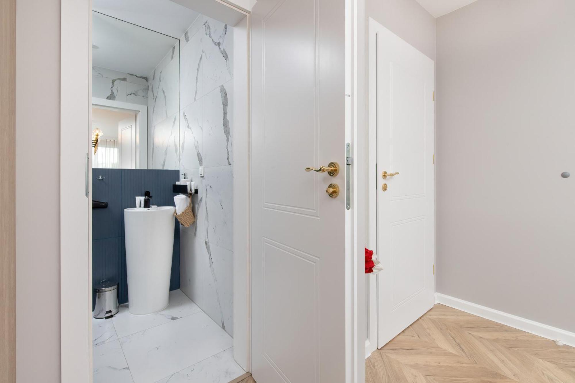 Elegant For 2 People In By Renters *