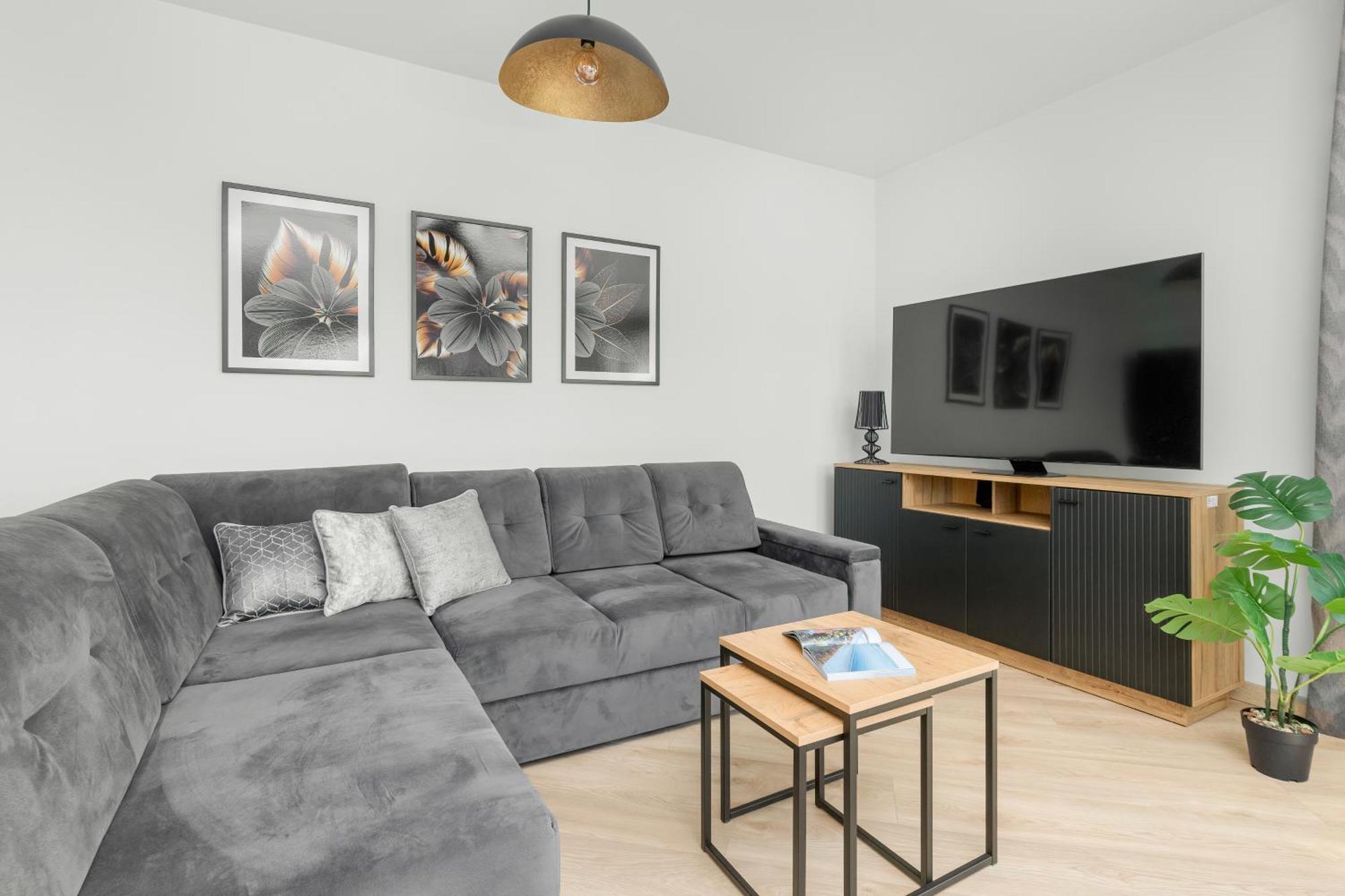 Luksusowy Z 4 Sypialniami, Klimatyzacja I Biurkiem W Gdansku By Renters
