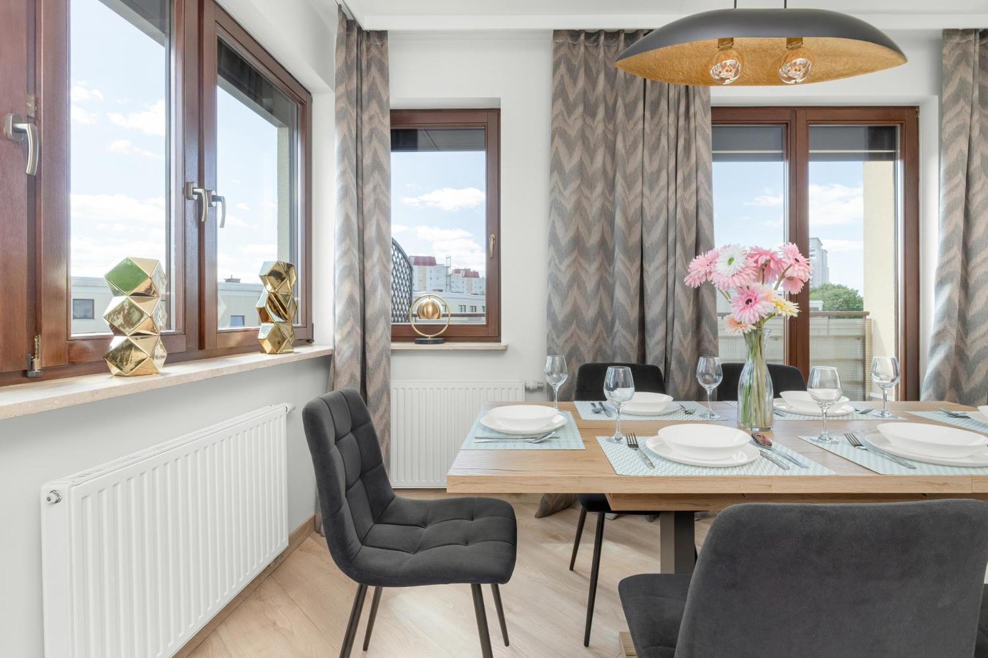 Luksusowy Z 4 Sypialniami, Klimatyzacja I Biurkiem W Gdansku By Renters *