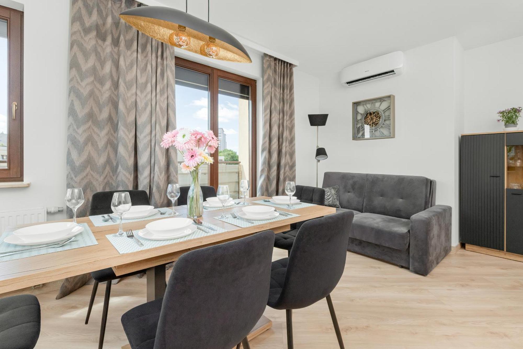 Luksusowy Z 4 Sypialniami, Klimatyzacja I Biurkiem W Gdansku By Renters *