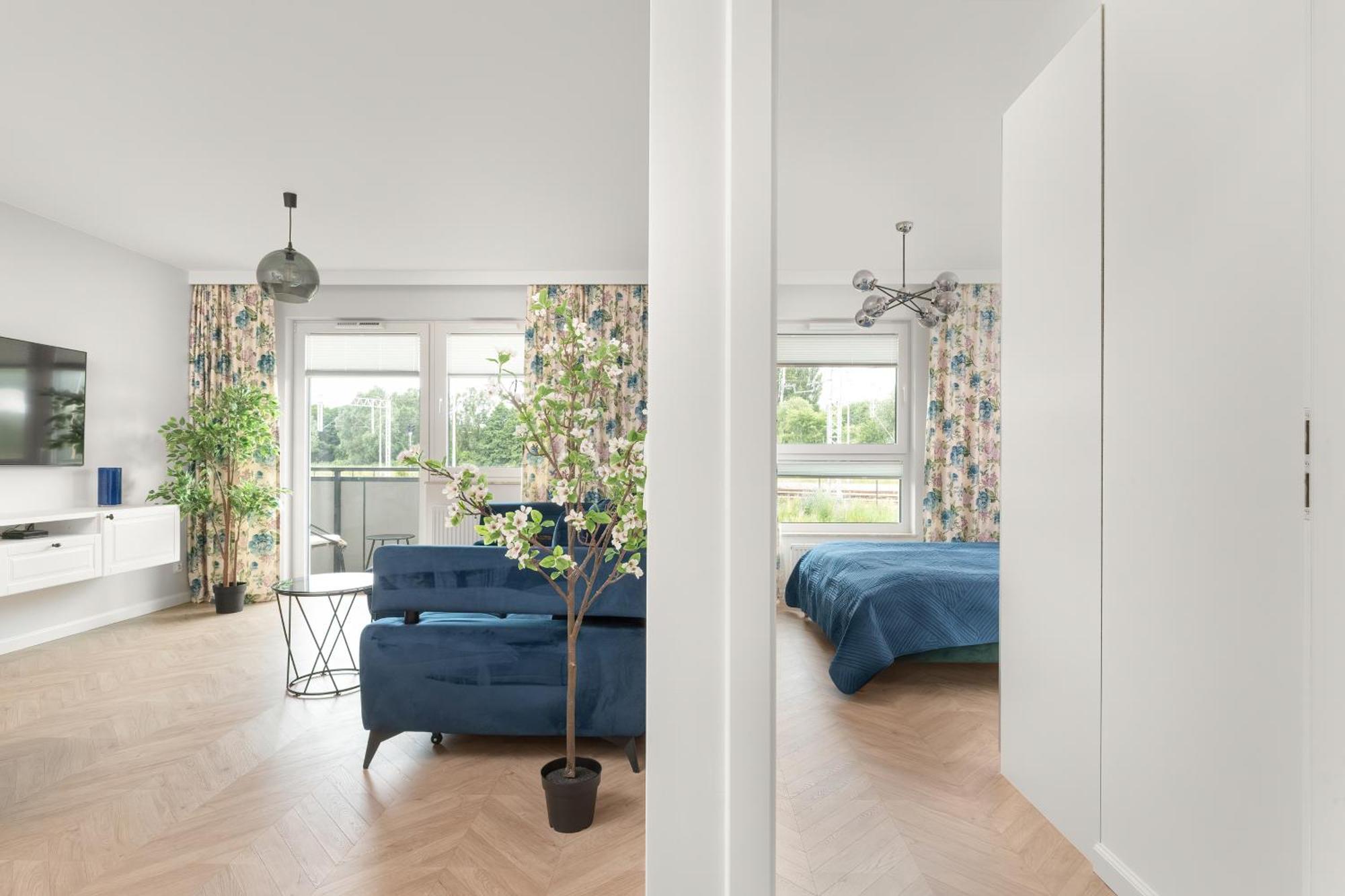 Latarnikow Estate With Balcony & Parking By Renters Apartament *
