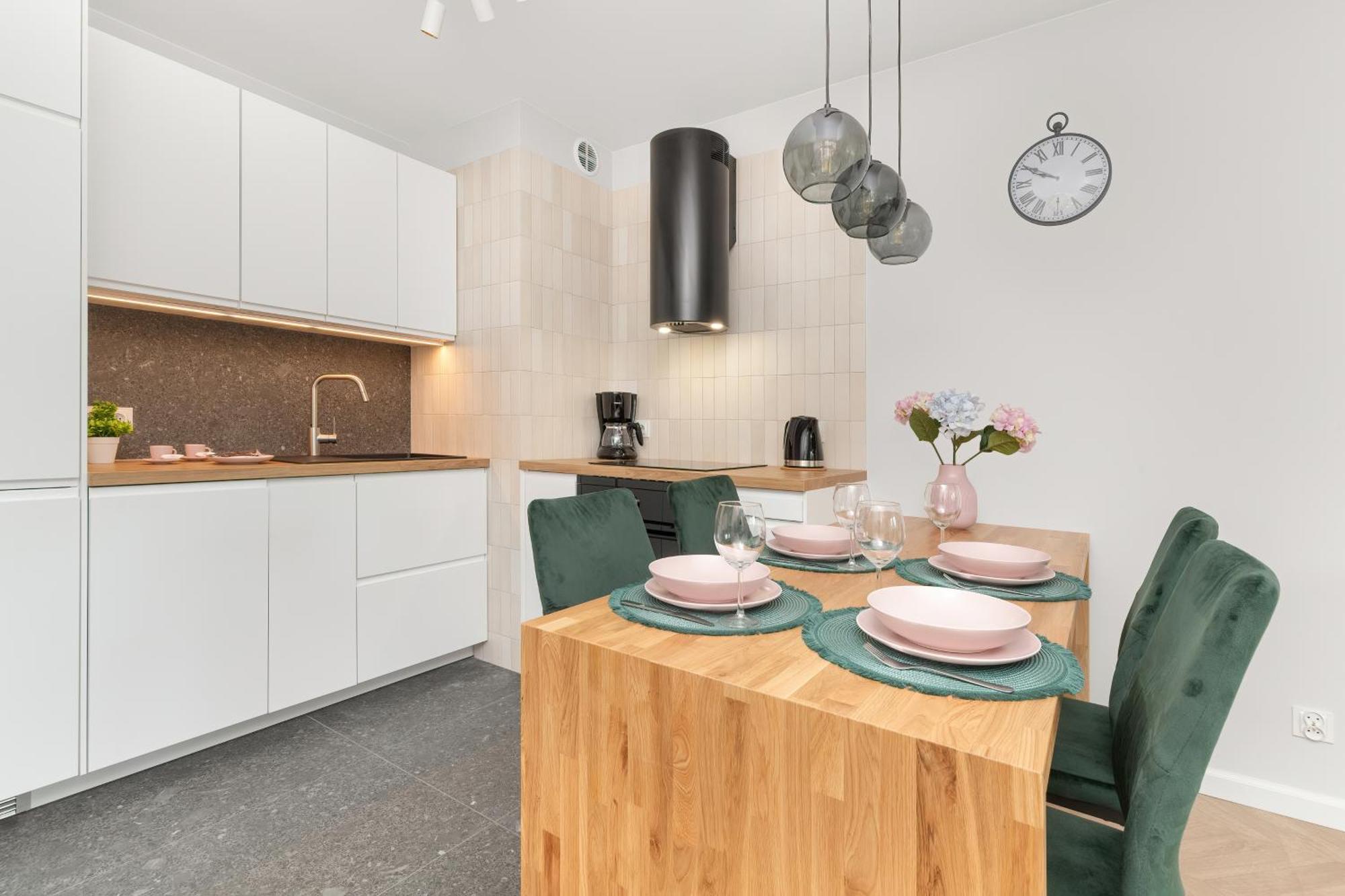 Latarnikow Estate With Balcony & Parking By Renters Apartament