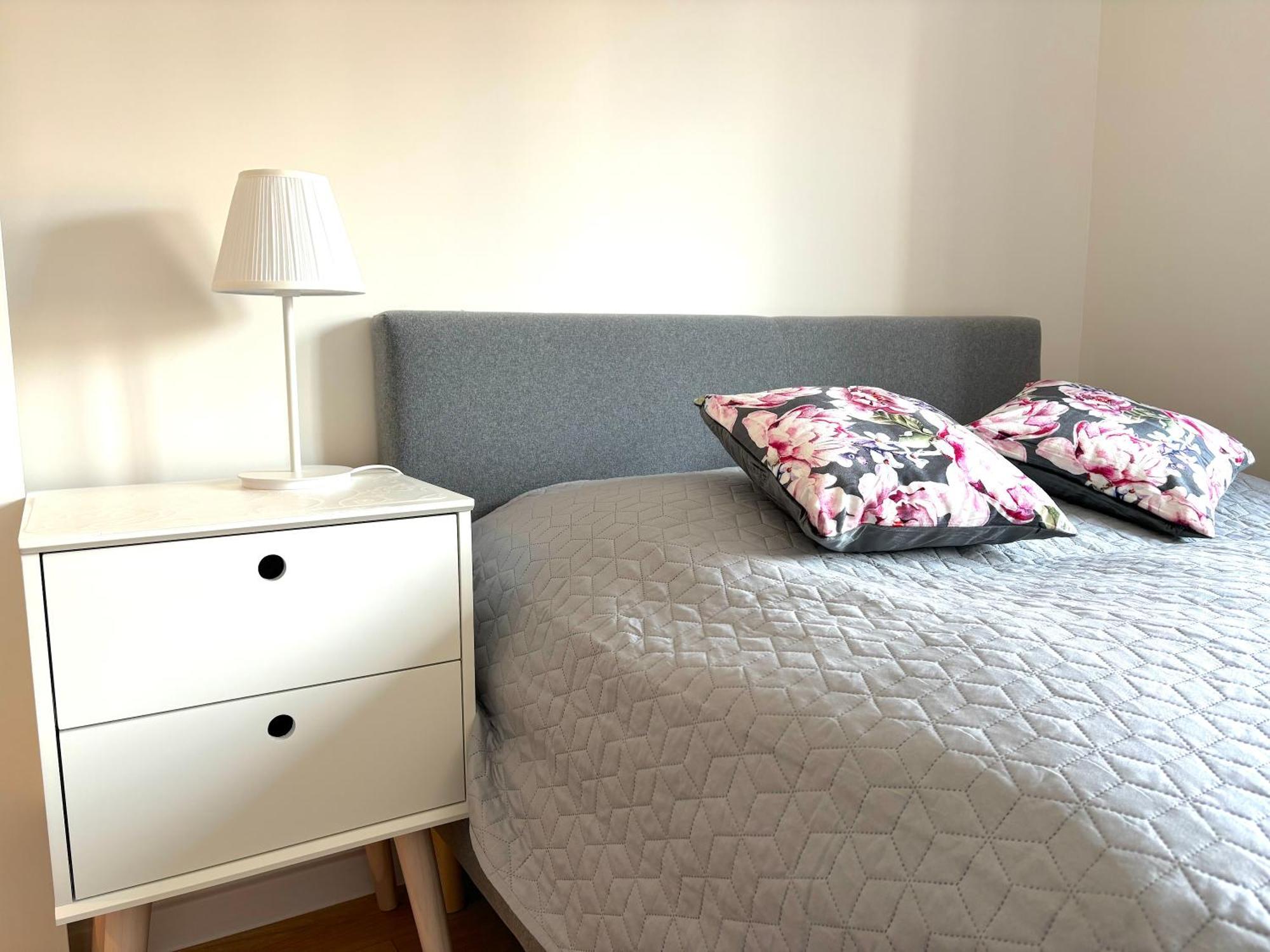 Eleven Long Gardens Old Town Center Apartment *
