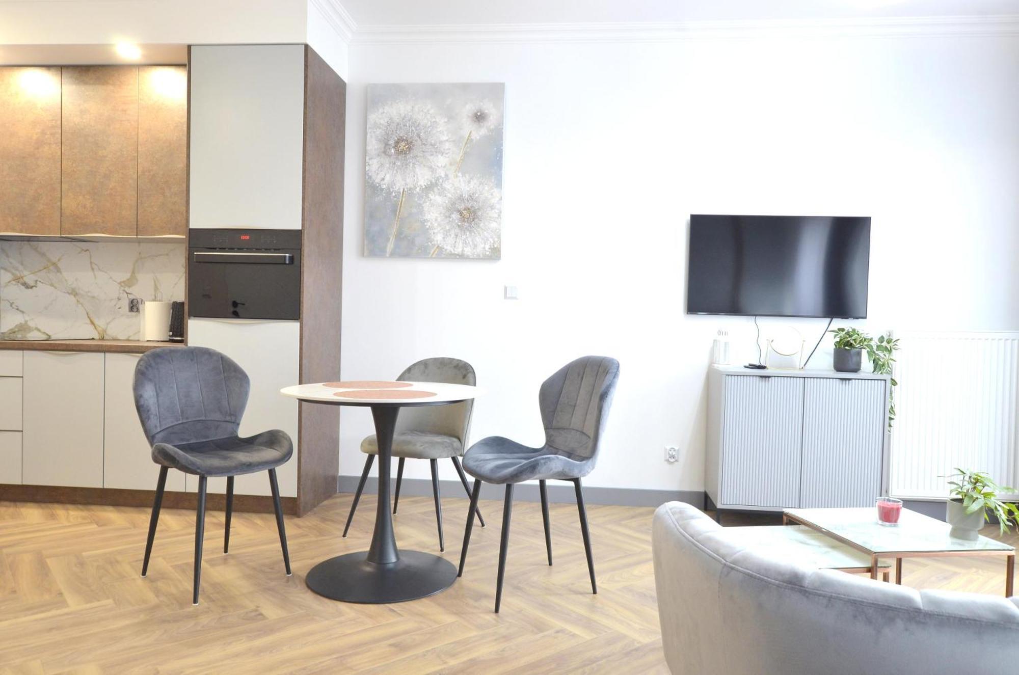 Private Parking, Secure Building - Old Town & Main Station