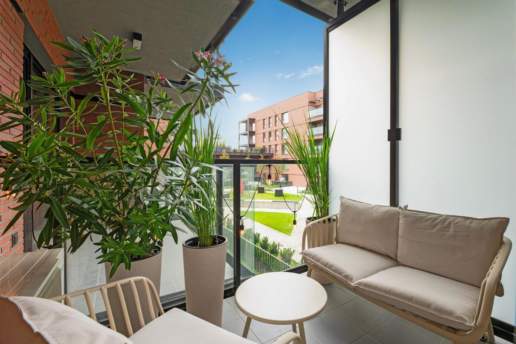 Jacuzzi Mirror By Downtown Huoneisto