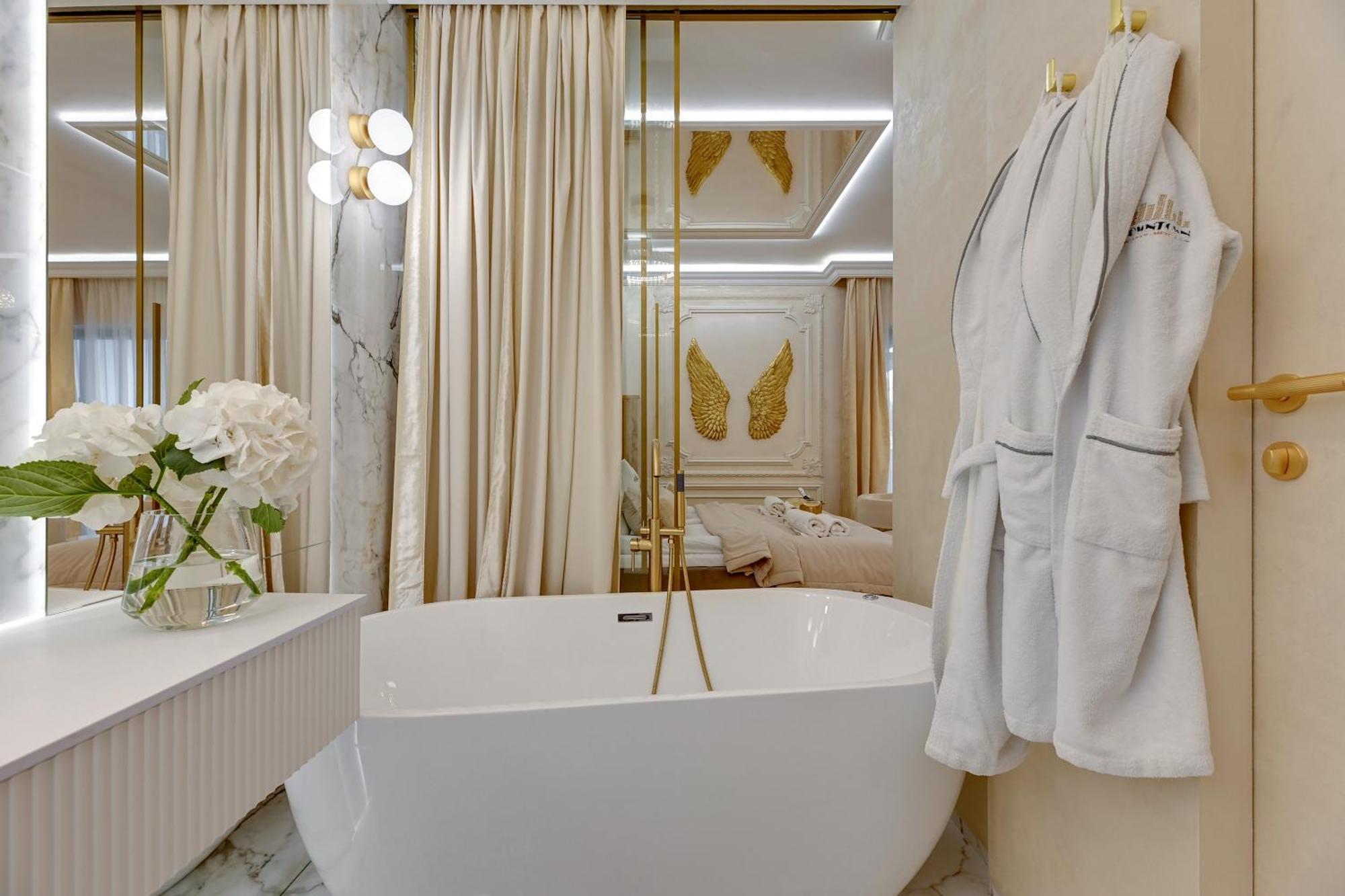Jacuzzi Mirror By Downtown Huoneisto