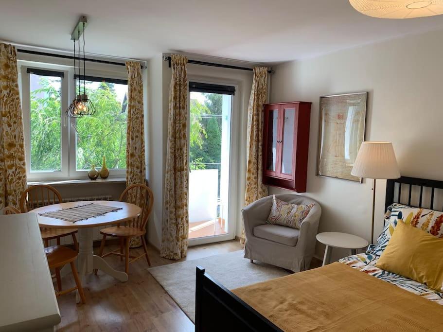 Sunny And Comfortable Double Bedroom Apartment
