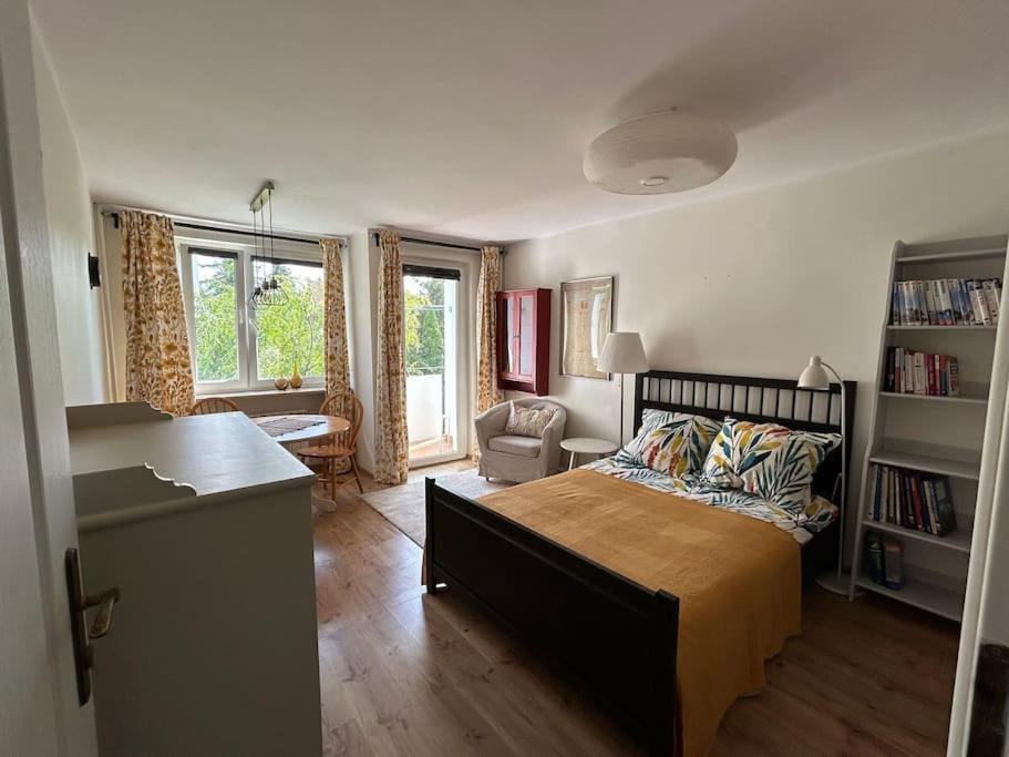 Sunny And Comfortable Double Bedroom Apartment *