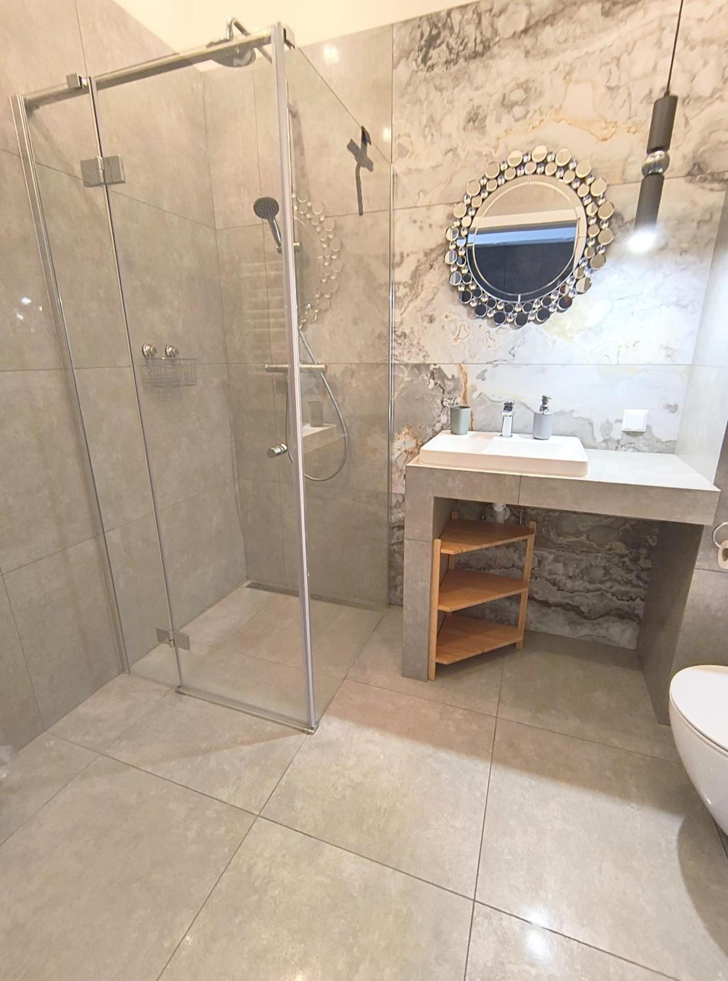 Private Parking, Secure Building - Old Town & Main Station *