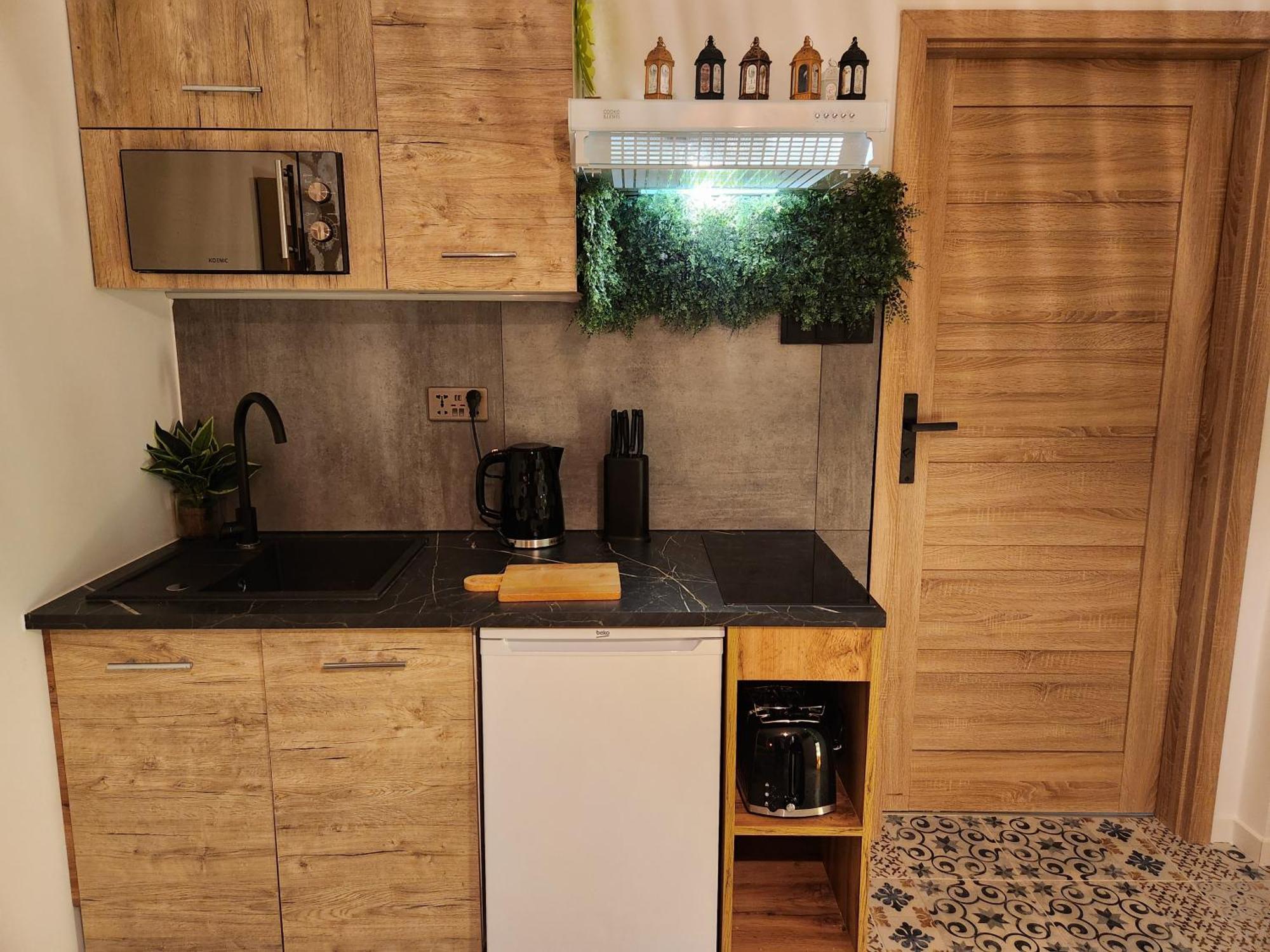 Apartment Chmielna Prestige With Luxury Jacuzzi And Sauna! Selected Also Feature A Massage Chair And Himalayan Salt With Color Therapy Salt Forest
