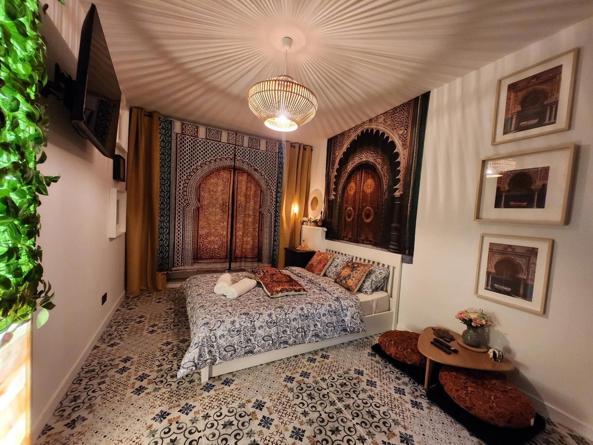 Apartment Chmielna Prestige With Luxury Jacuzzi And Sauna! Selected Also Feature A Massage Chair And Himalayan Salt With Color Therapy Salt Forest