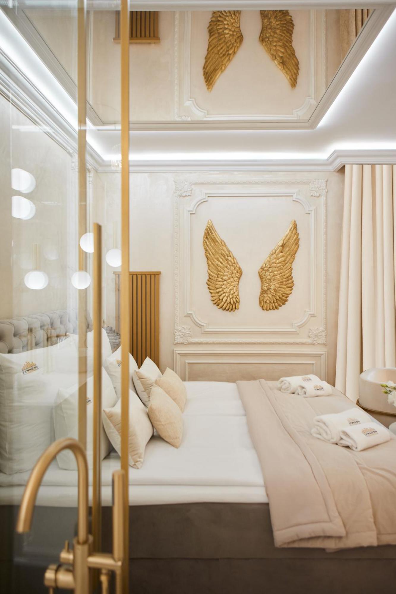 Jacuzzi Mirror By Downtown Huoneisto *