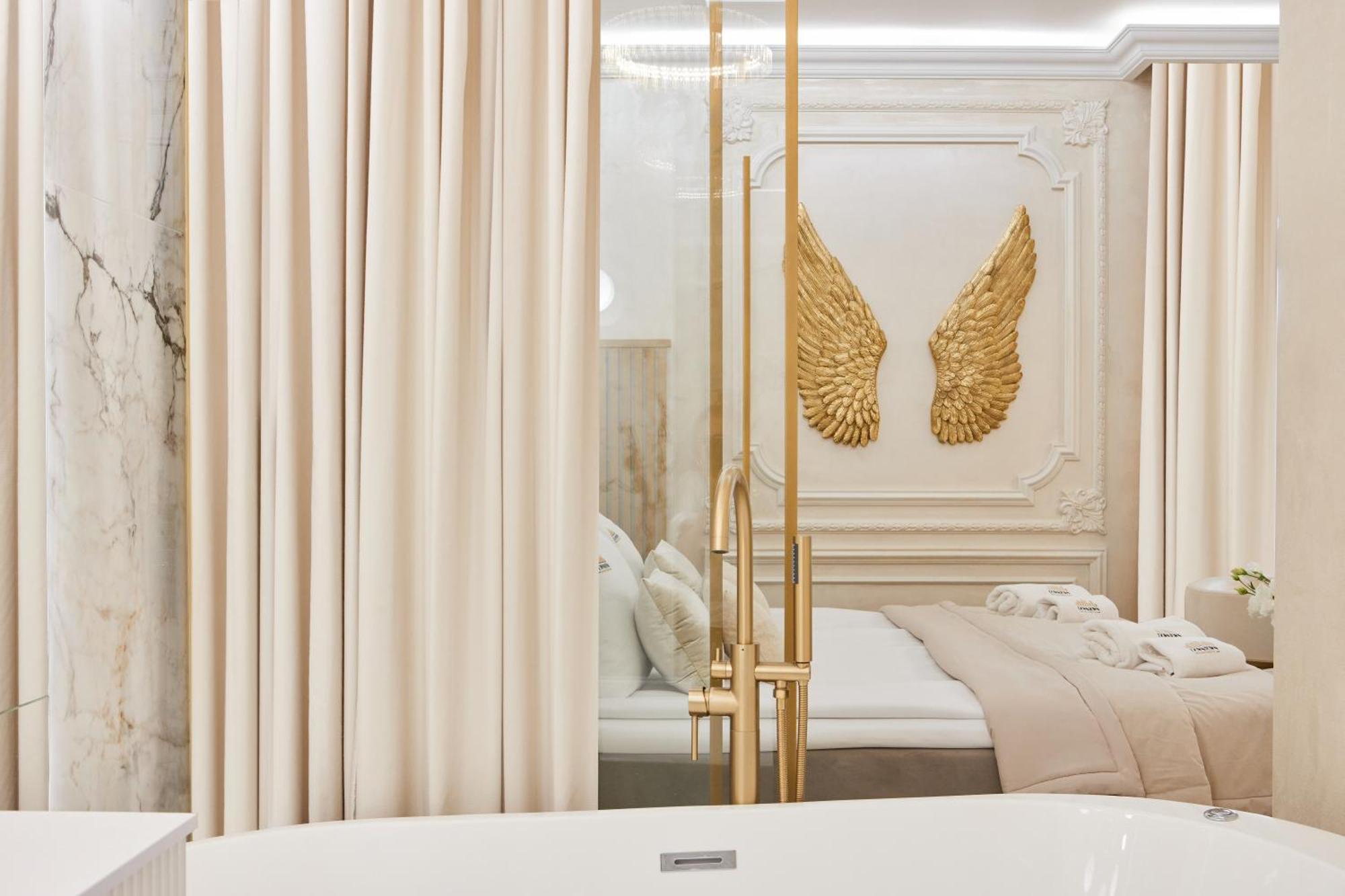 Jacuzzi Mirror By Downtown Huoneisto