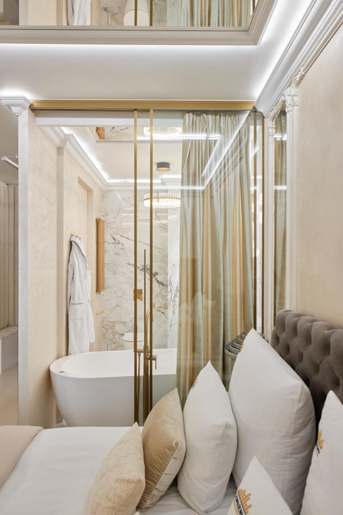 Jacuzzi Mirror By Downtown Huoneisto *
