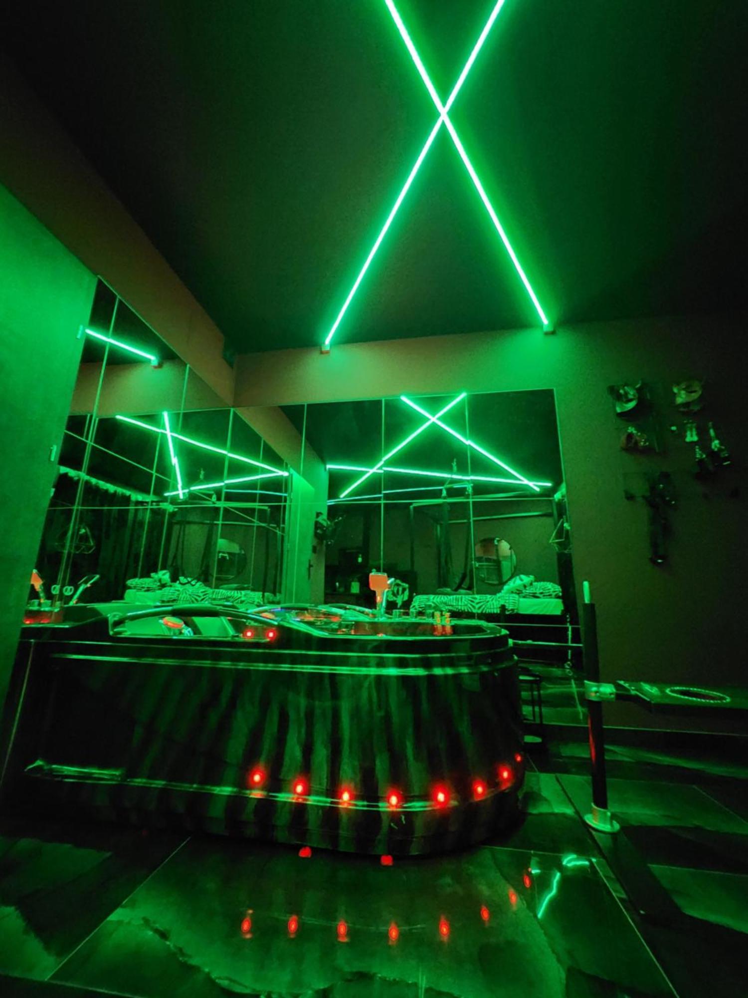 Apartment Chmielna Prestige With Luxury Jacuzzi And Sauna! Selected Also Feature A Massage Chair And Himalayan Salt With Color Therapy Salt Forest Danzig
