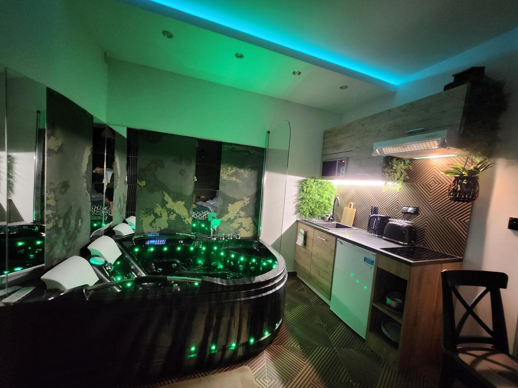 Apartment Chmielna Prestige With Luxury Jacuzzi And Sauna! Selected Also Feature A Massage Chair And Himalayan Salt With Color Therapy Salt Forest