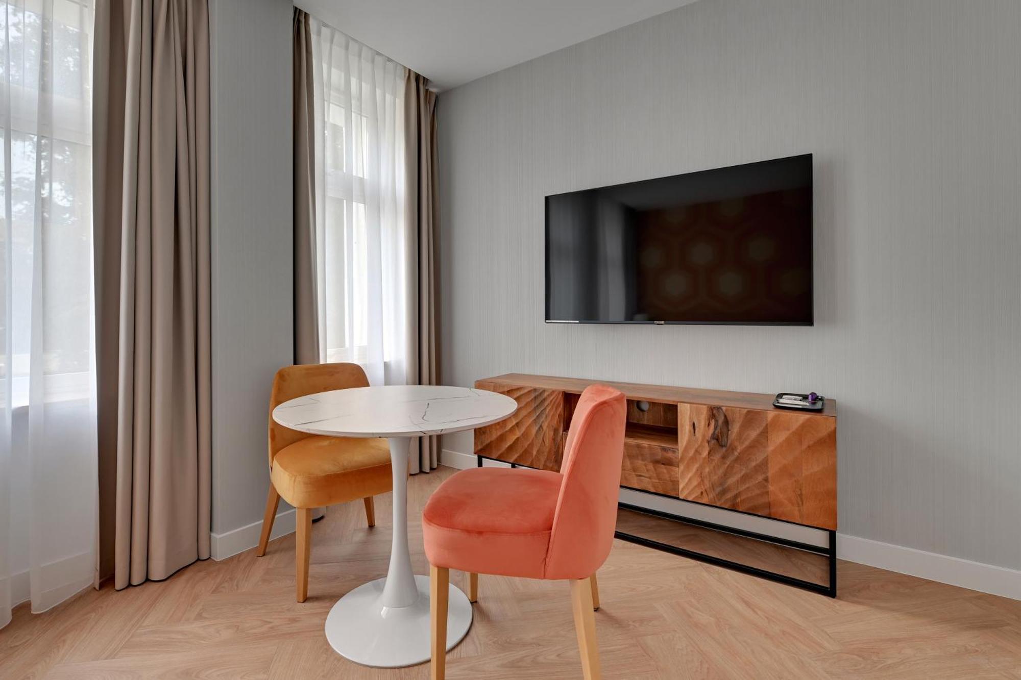 Retro Boutique By Dom & House *