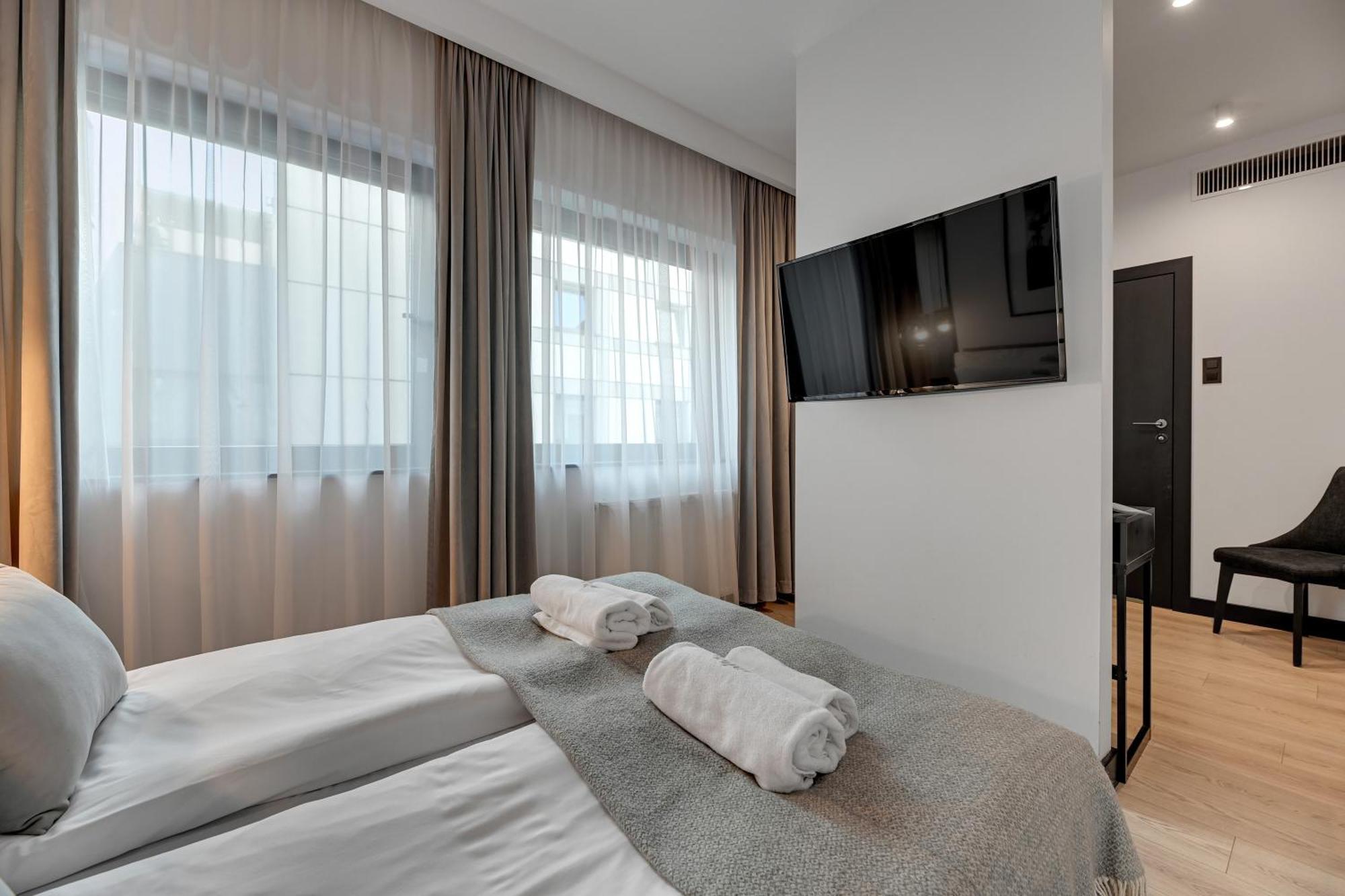 Deo Plaza Riverside & Radisson By Downtown *