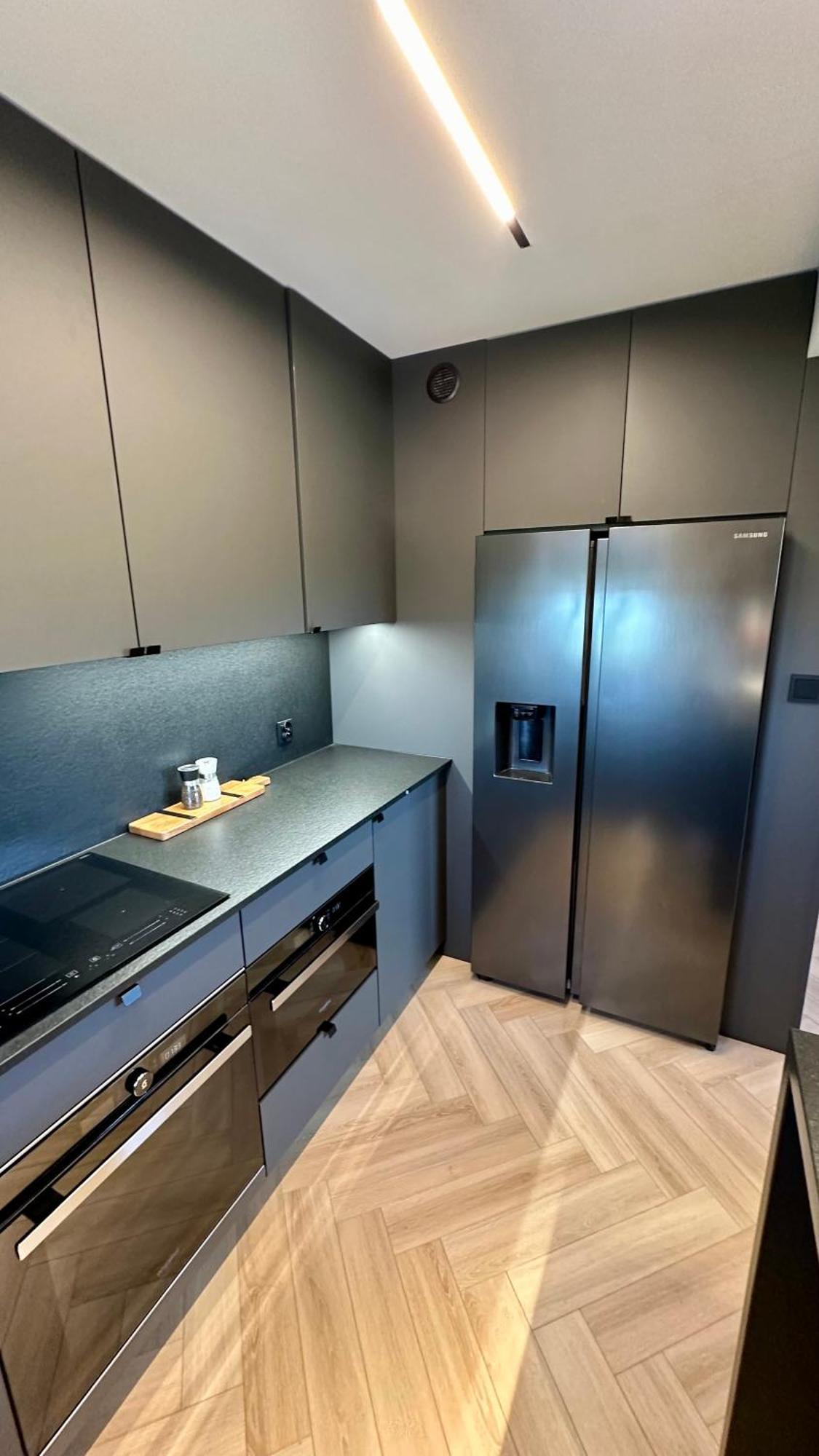 Sunny 2 Bedroom Apartment, Free Parking, High Speed Internet *